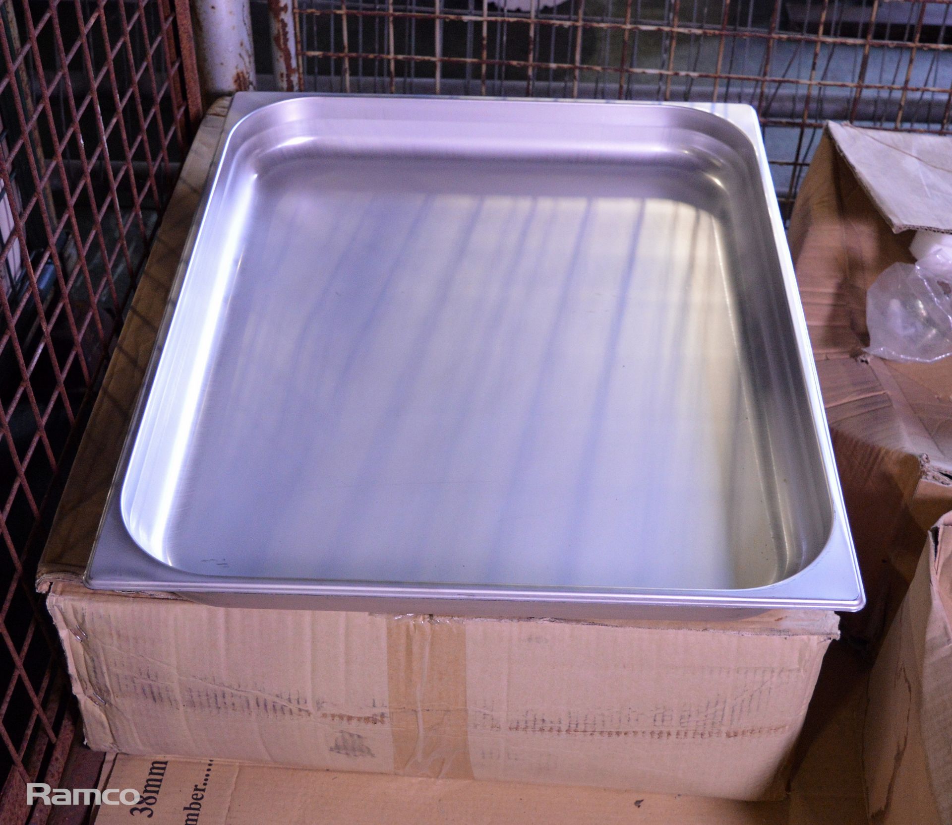 6x 65mm Deep Trays, 24x Dish Lids, Chrome Rack & Wheels - Image 2 of 4