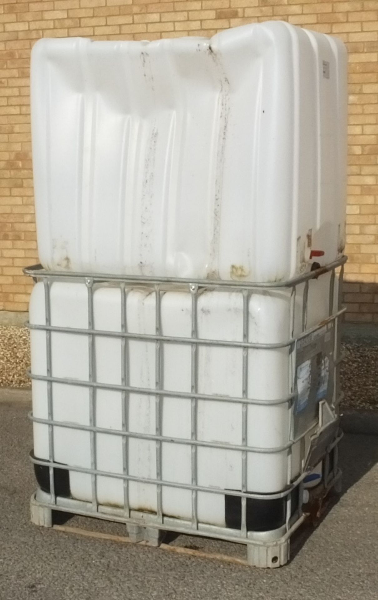 2x 1000LTR IBC Storage tanks - W 1200mm x D 1000mm x H 1170mm - only 1 has a frame