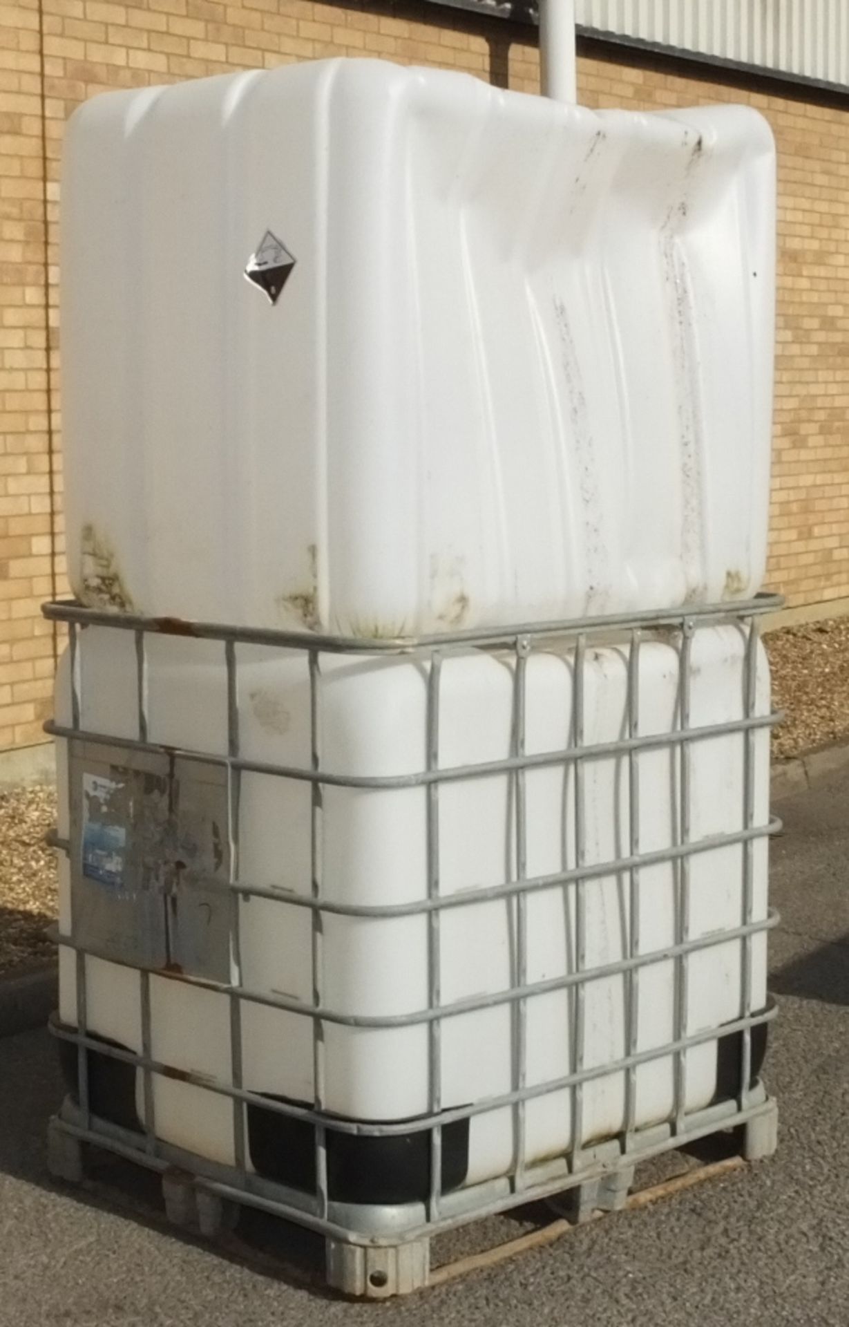 2x 1000LTR IBC Storage tanks - W 1200mm x D 1000mm x H 1170mm - only 1 has a frame - Image 2 of 7