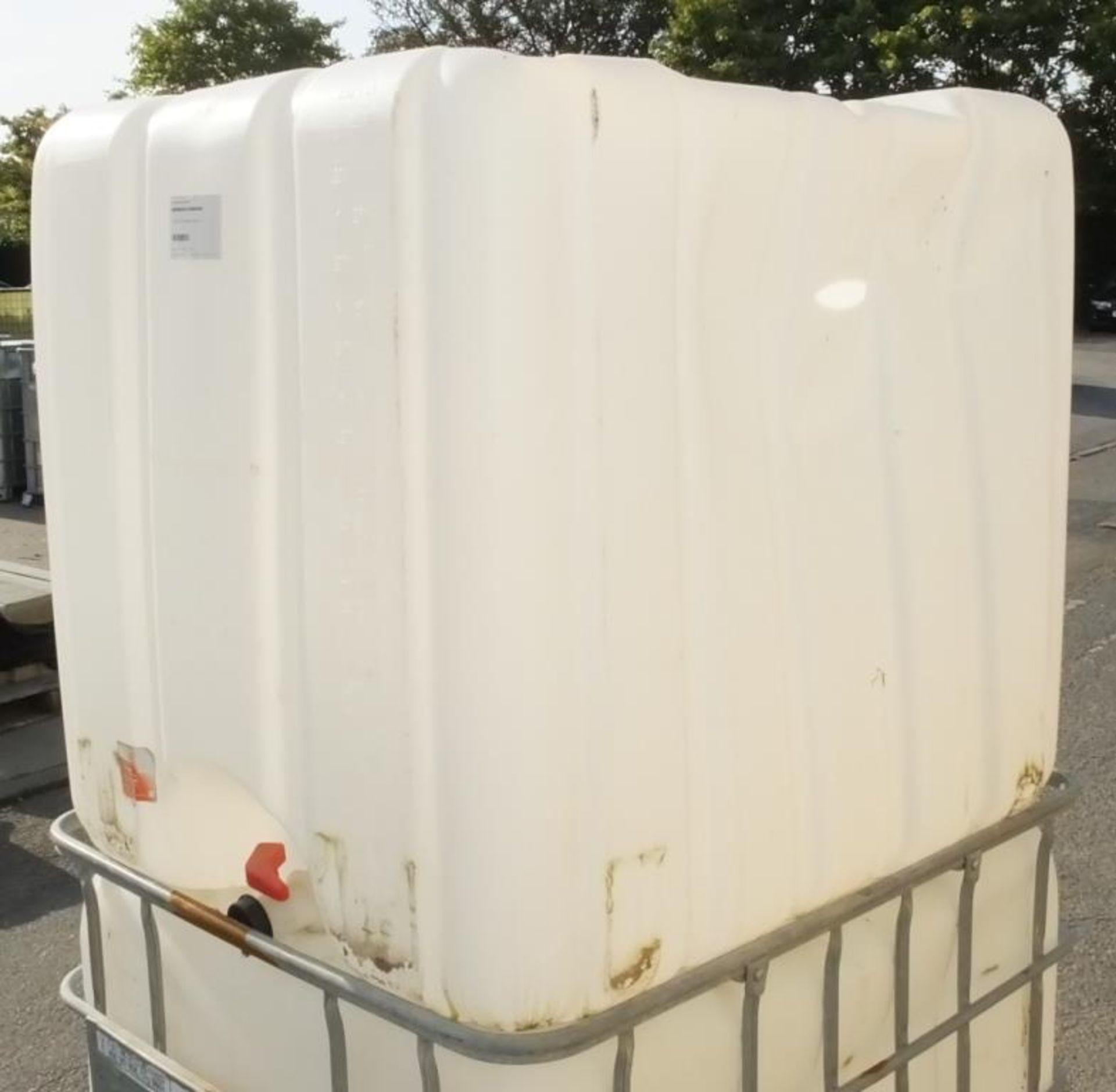 2x 1000LTR IBC Storage tanks - W 1200mm x D 1000mm x H 1170mm - only 1 has a frame - Image 5 of 7