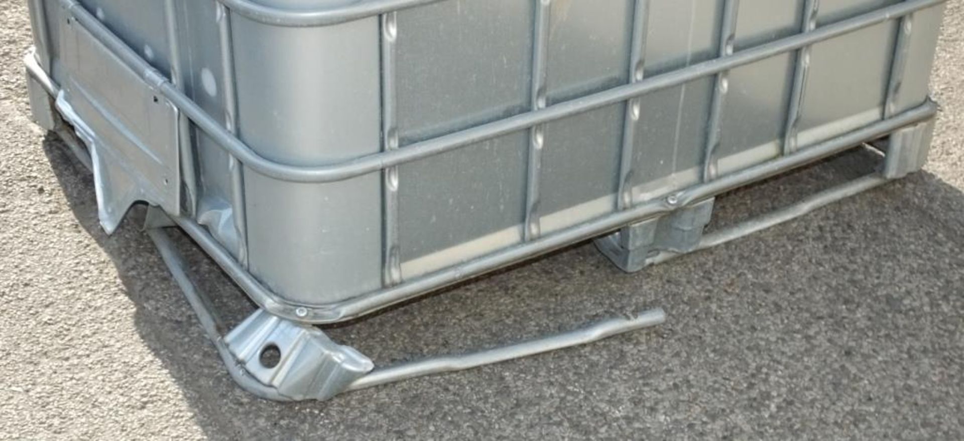 1000LTR IBC Storage tank in frame - W 1200mm x D 1000mm x H 1170mm - damaged frame base - Image 4 of 6