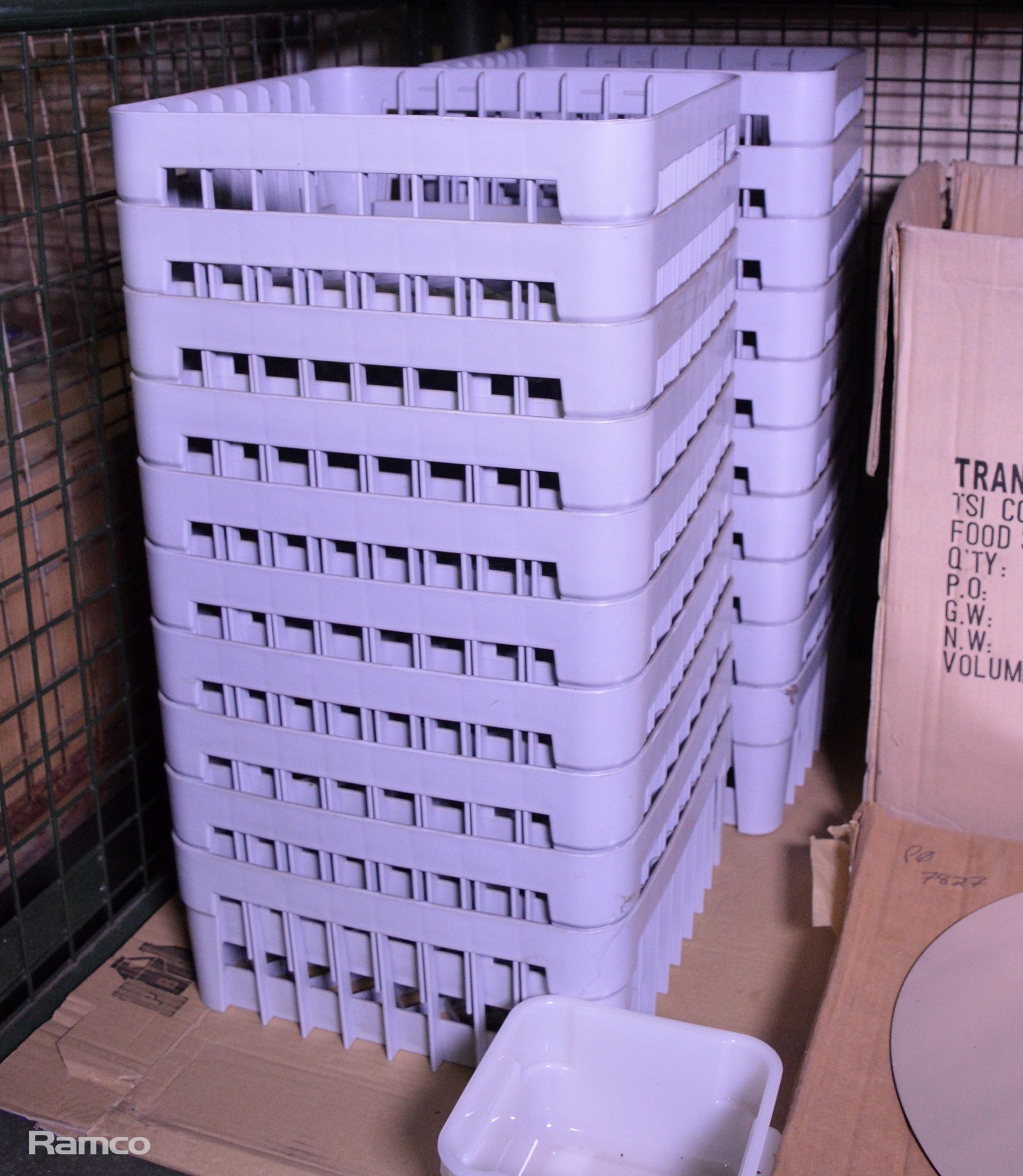 20x Dishwasher Trays, 12x Pizza Trays, 33x Plastic Food Boxes 2L - Image 2 of 4