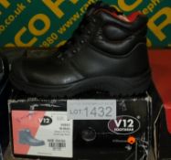 V12 Rhino workwear boots - see pictures for type & size