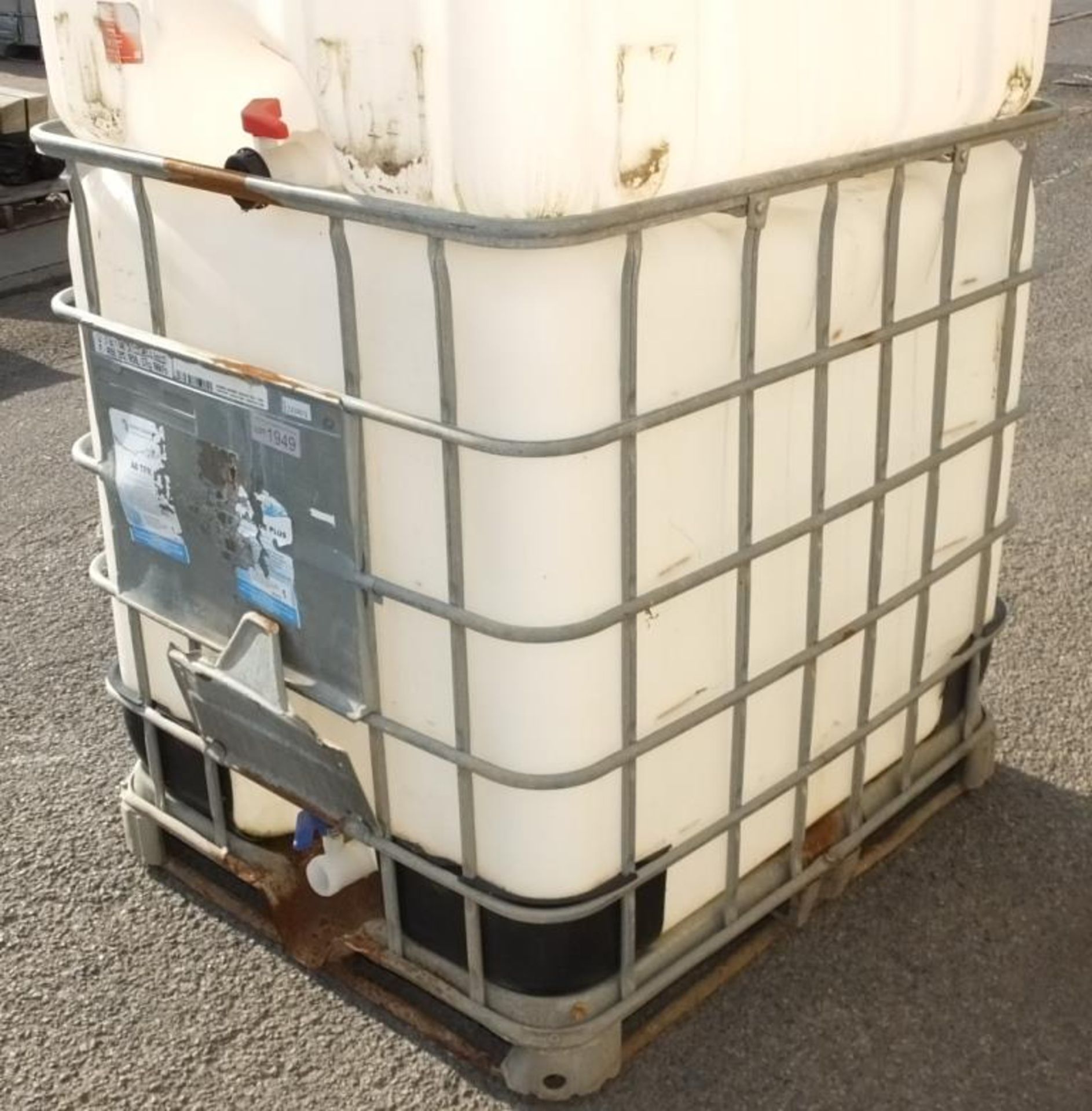 2x 1000LTR IBC Storage tanks - W 1200mm x D 1000mm x H 1170mm - only 1 has a frame - Image 4 of 7