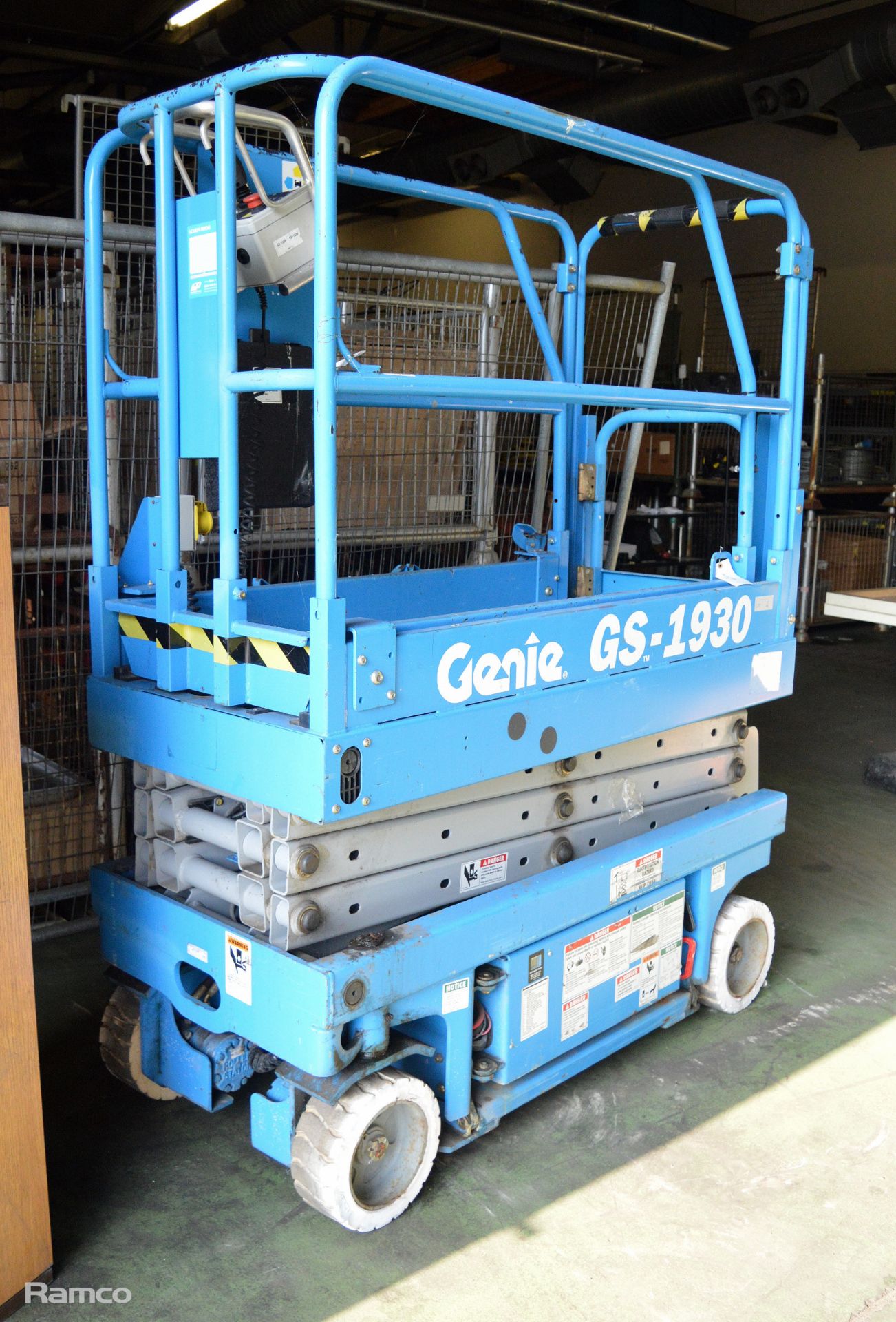 Genie Lift - GS-1930 - serial 20277 - Manufactured 08-19-99 - 100-250 VAC - 50/60hz - Max - Image 2 of 8