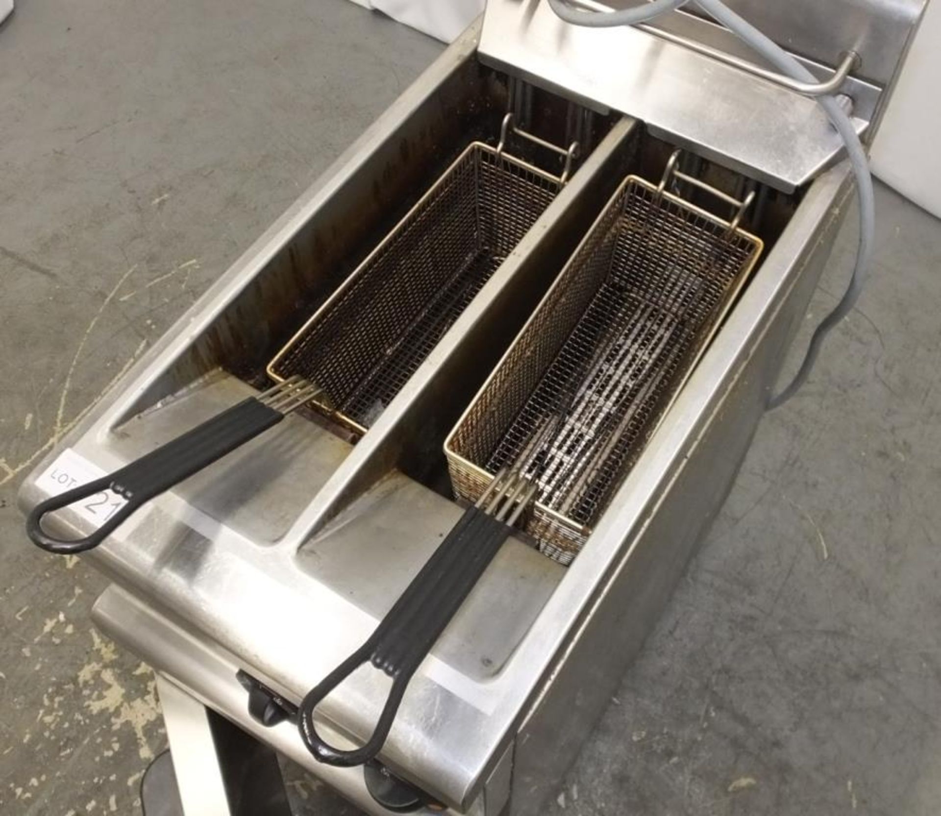 Lincat double basket fryer - OE7105/F - 415V - W 400mm x D 730 x H 930mm - Image 3 of 6