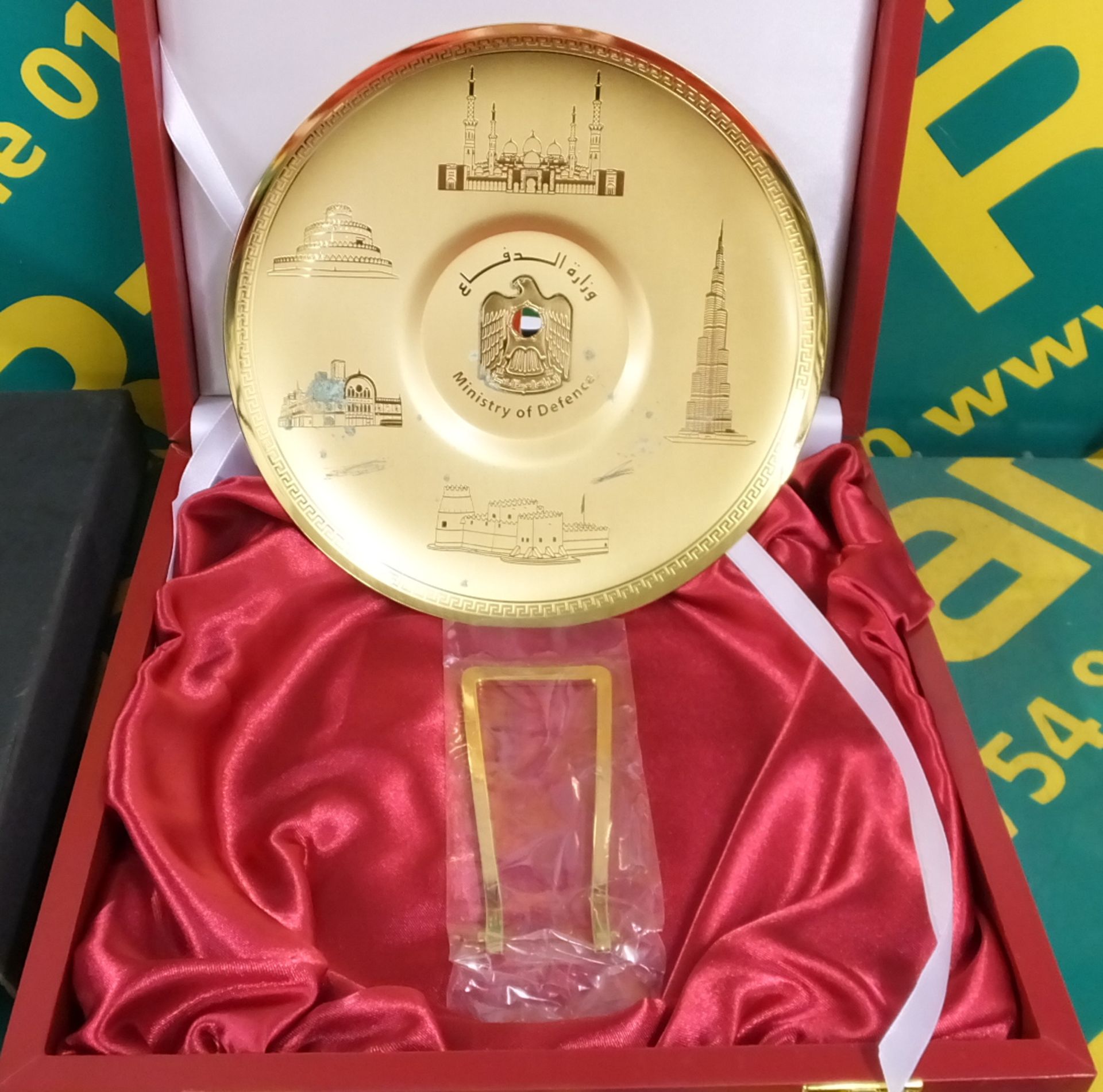 UAE Ministry of Defence Brass Commemorative Plate in Wooden Presentation Box with Nation Emblem - Image 2 of 4