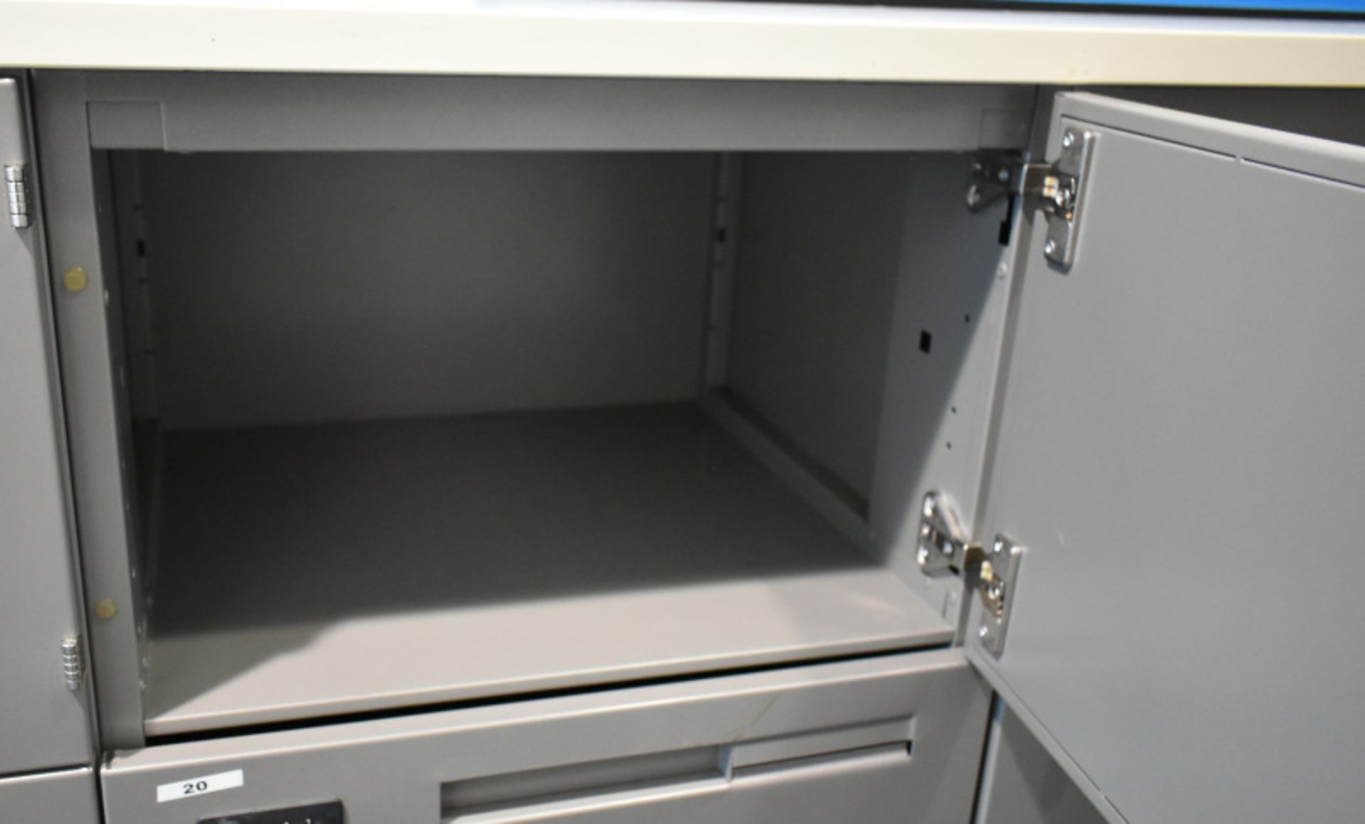 60 x personnel storage lockers, L 5500mm x W 950mm x H 1050mm, bring necessary tools to di - Image 4 of 5