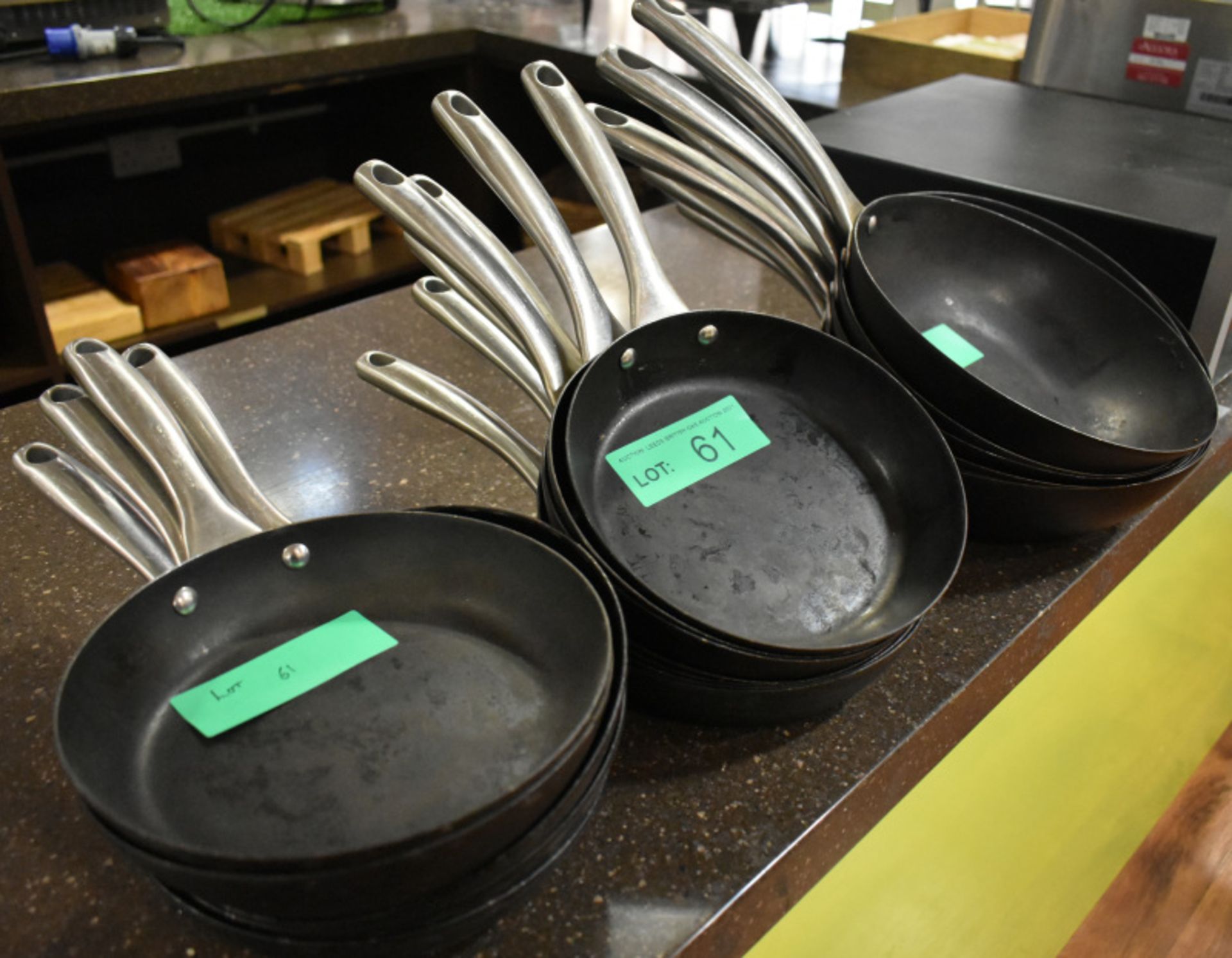 19 x various frying pans