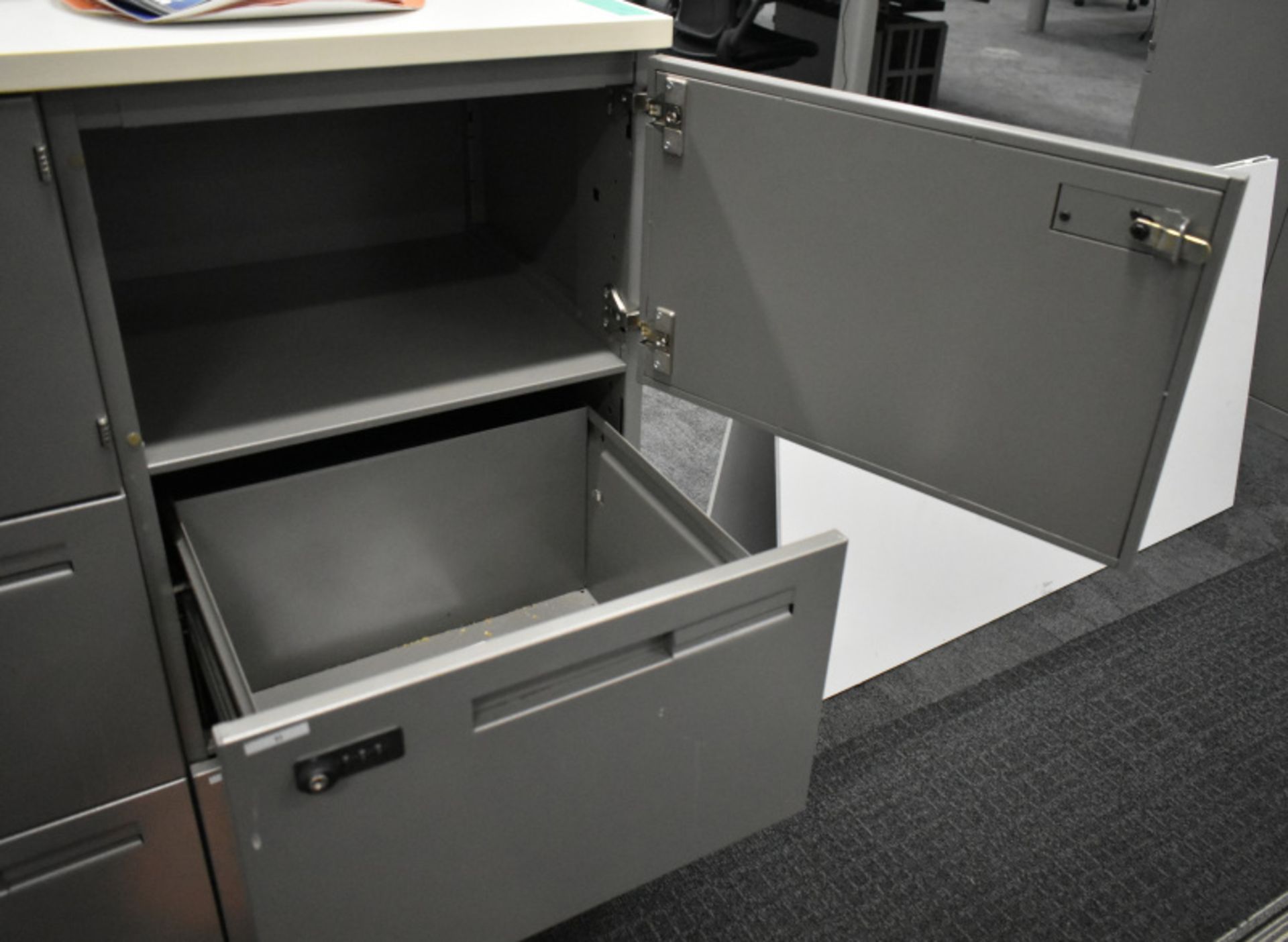15 x personnel storage lockers, L 2500mm x W 950mm x H 1050mm, bring necessary tools to di - Image 3 of 3