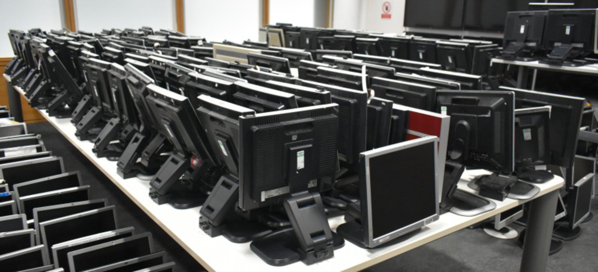 25 x Various 17" LCD computer monitors predominantly HP models 1740 & 1750 but there may - Image 4 of 4