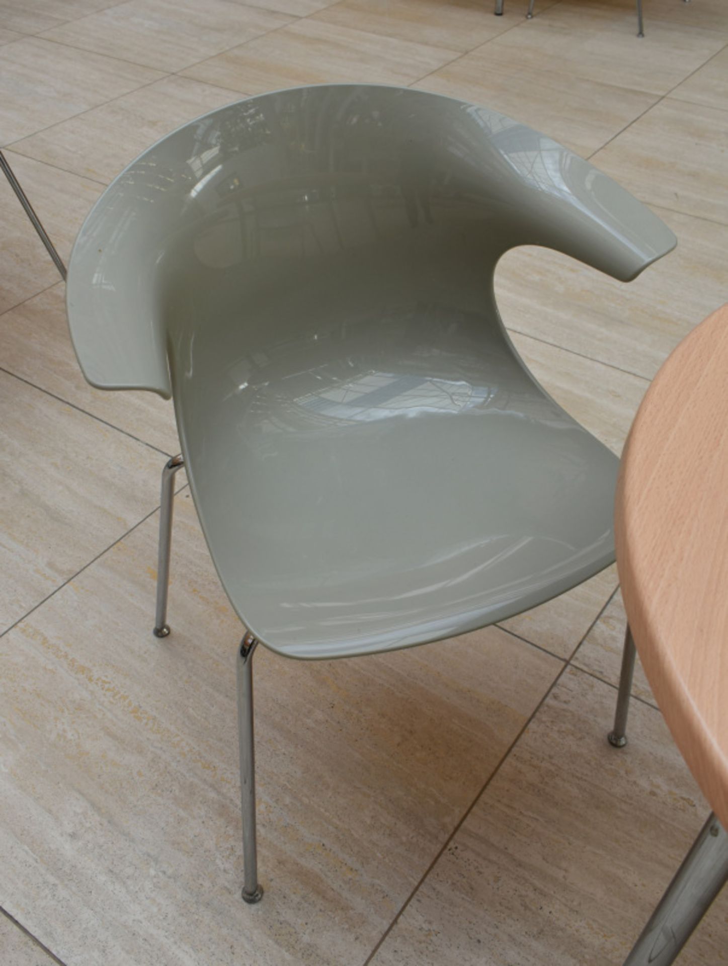 1 x round canteen table, W 900mm x H 750mm, accompanied by 2 x plastic seats - Image 2 of 2