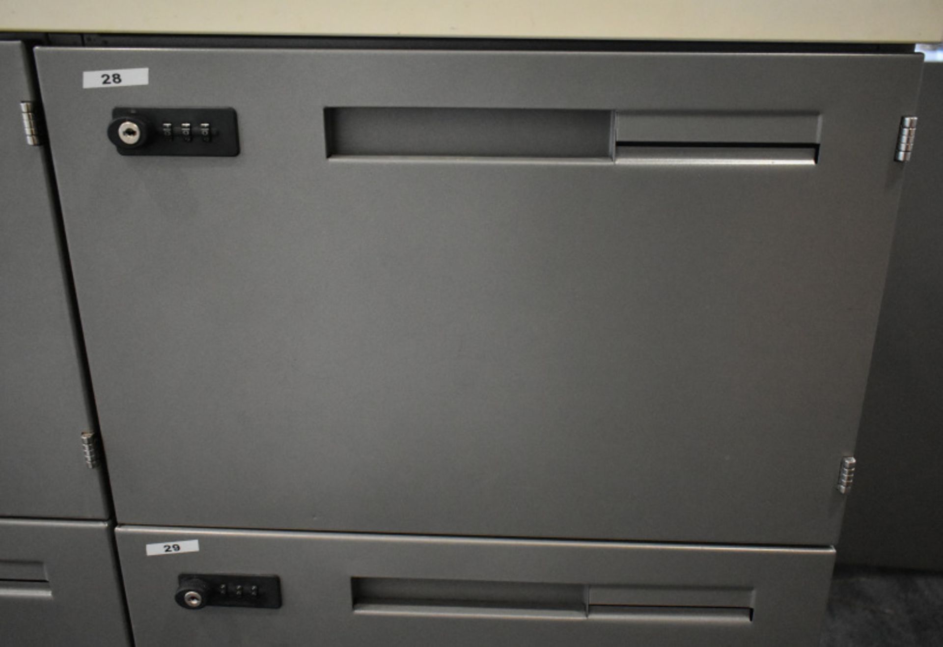 60 x personnel storage lockers, L 5500mm x W 950mm x H 1050mm, bring necessary tools to di - Image 3 of 5