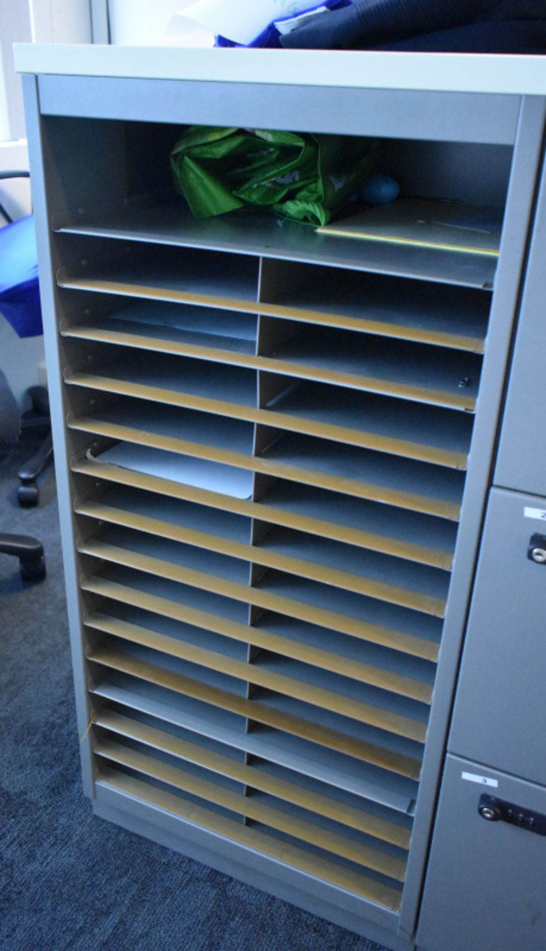 60 x personnel storage lockers, L 5500mm x W 950mm x H 1050mm, bring necessary tools to di - Image 5 of 5