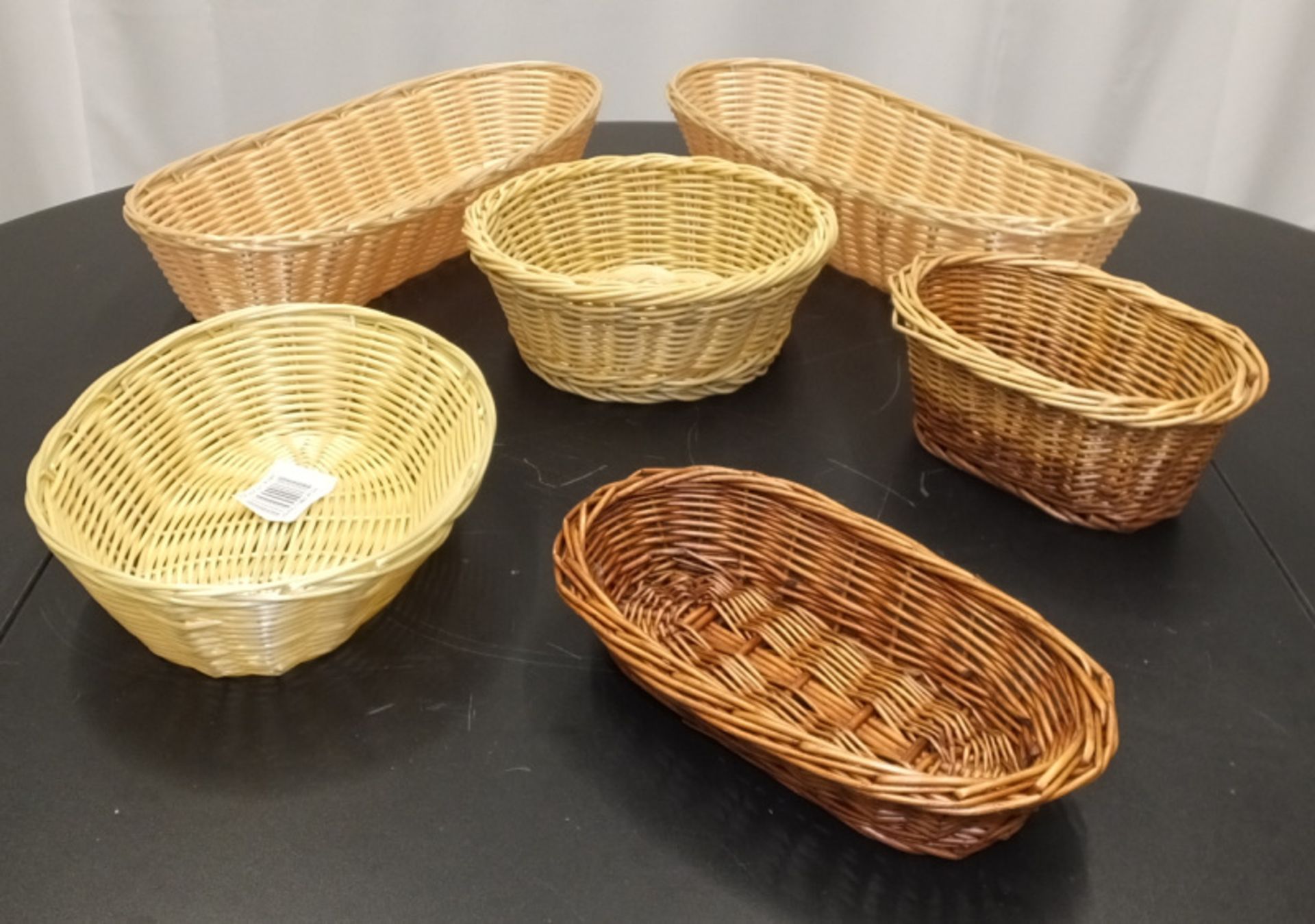 Various sized bread wicker baskets - Image 2 of 3