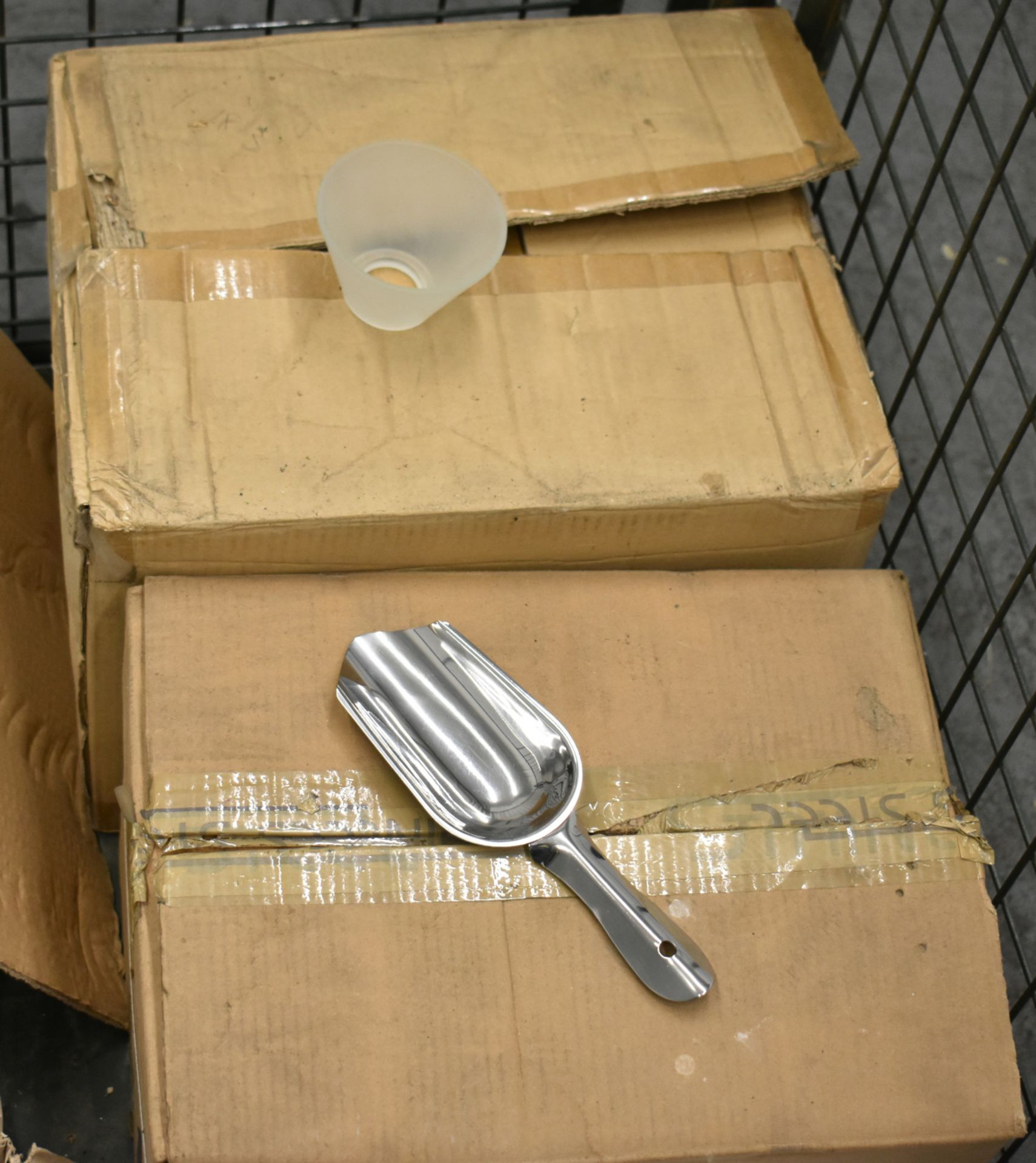 Metal bucket chip servers, metal scoops, cooking pot, 3oz ramekin dishes, plates, table ca - Image 3 of 5