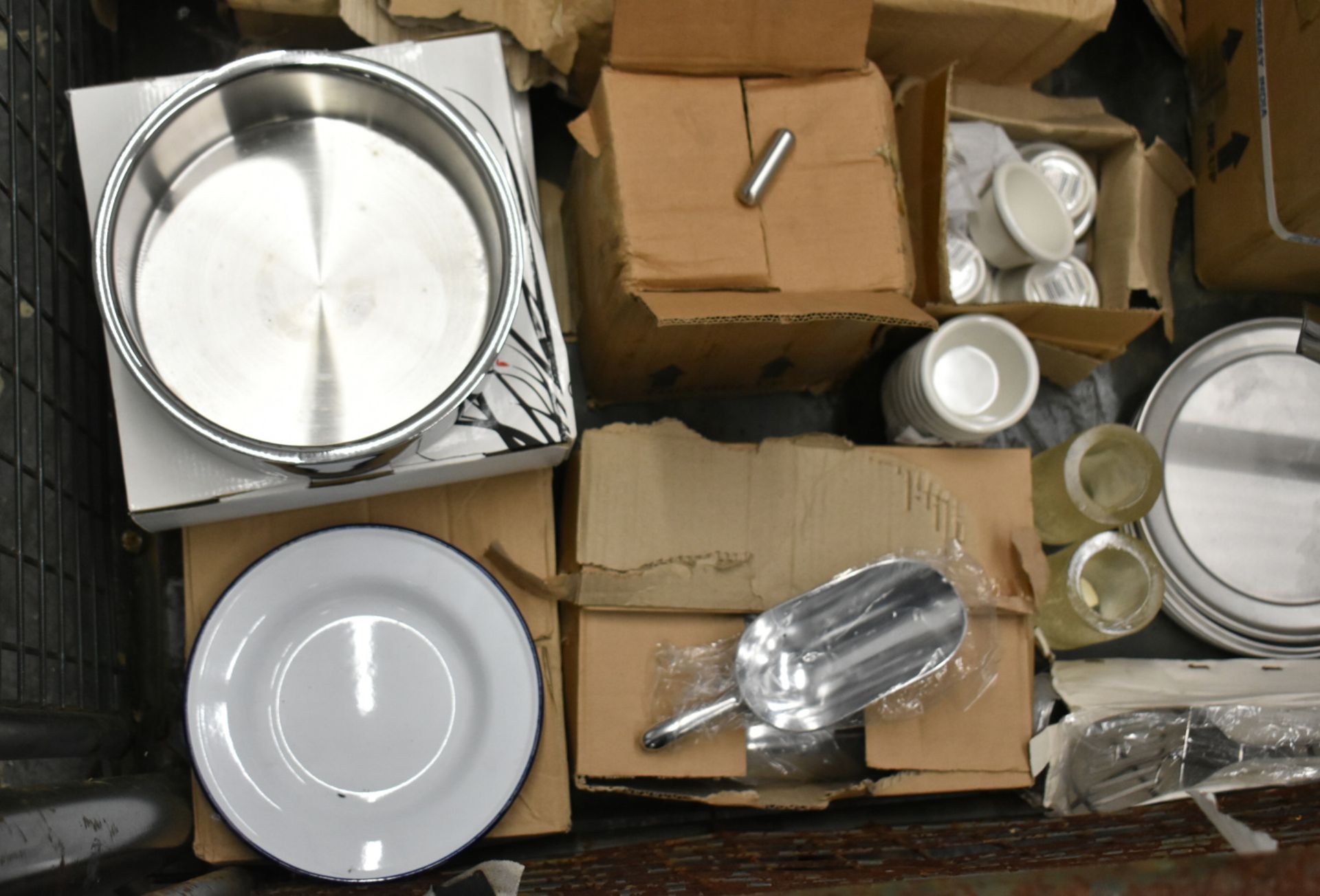 Metal bucket chip servers, metal scoops, cooking pot, 3oz ramekin dishes, plates, table ca - Image 5 of 5