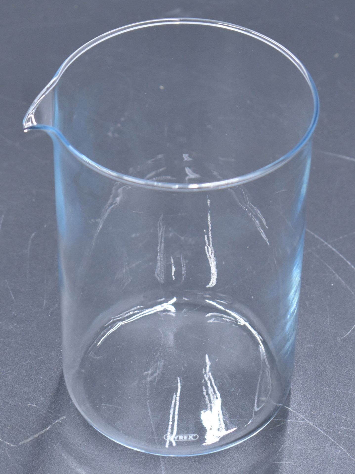 Glass pouring beakers - 12 per box - 7 boxes - Image 2 of 2