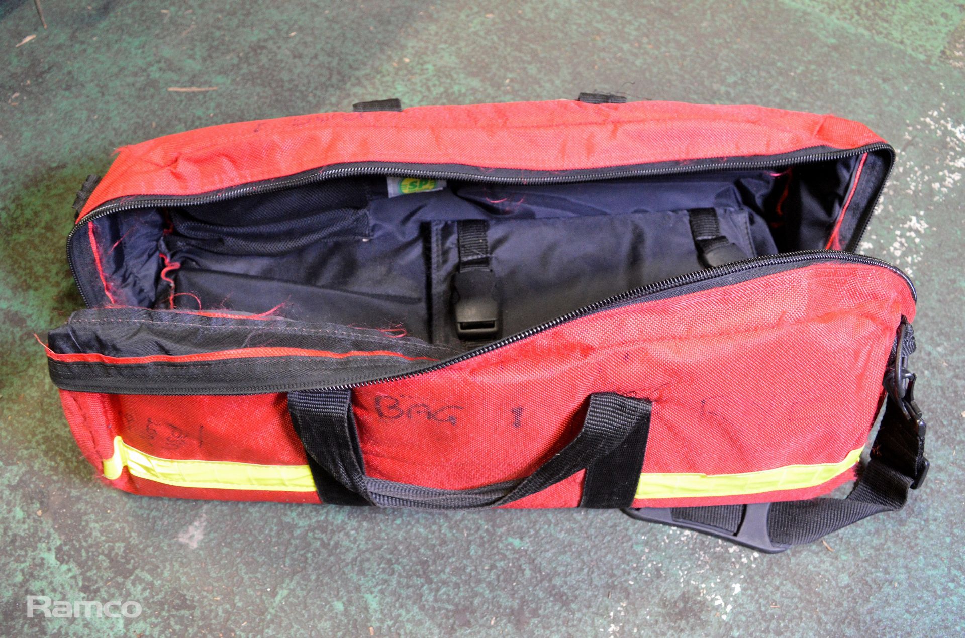 12x Red Medical Bags - various makes - Image 4 of 5
