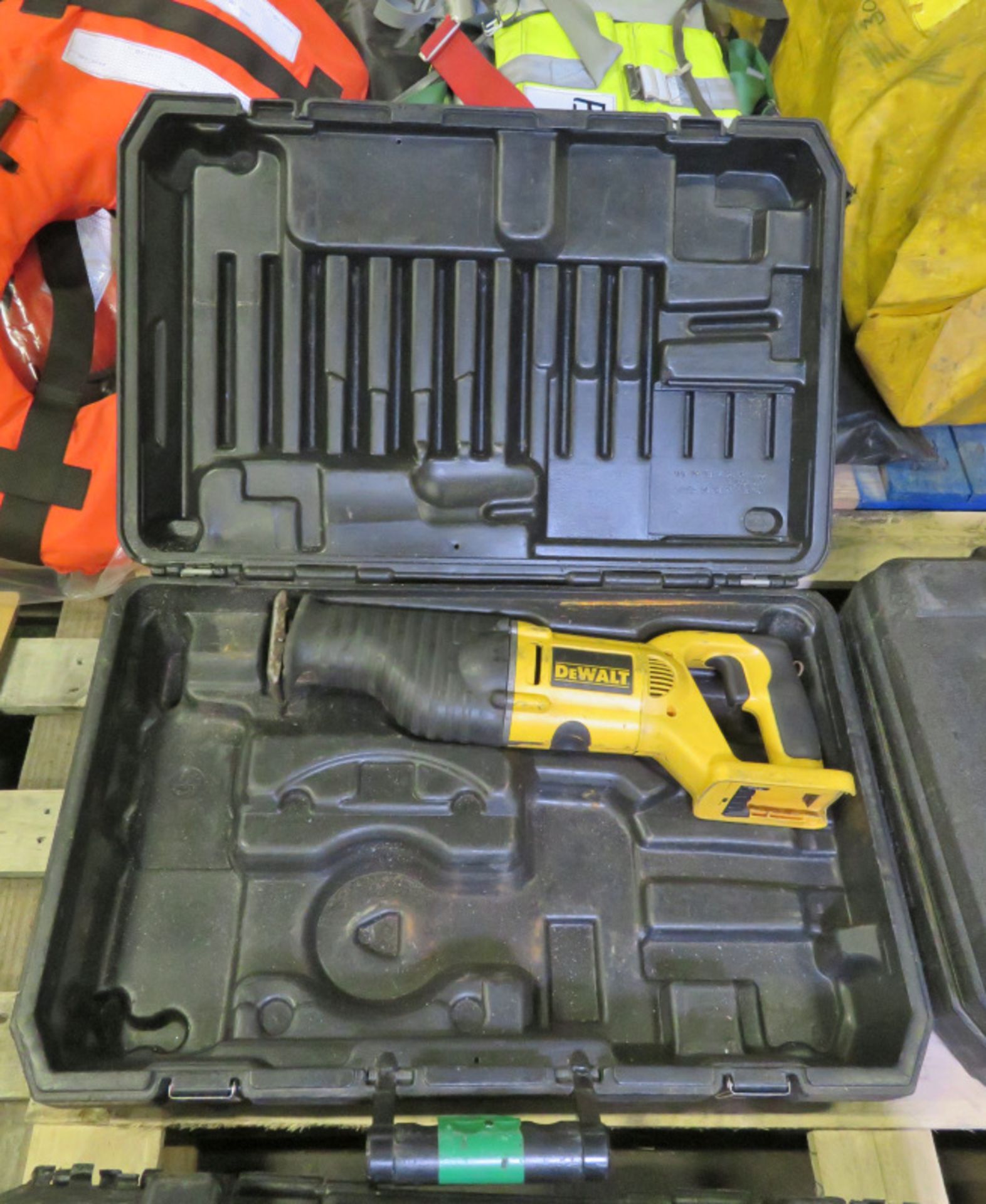 3x Dewalt Reciprocating Saws in cases (1 case broken at hinges) - Image 9 of 12