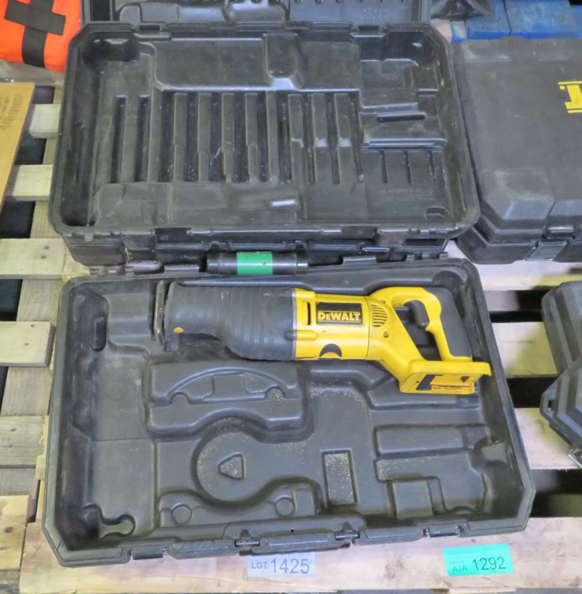 3x Dewalt Reciprocating Saws in cases (1 case broken at hinges) - Image 4 of 12