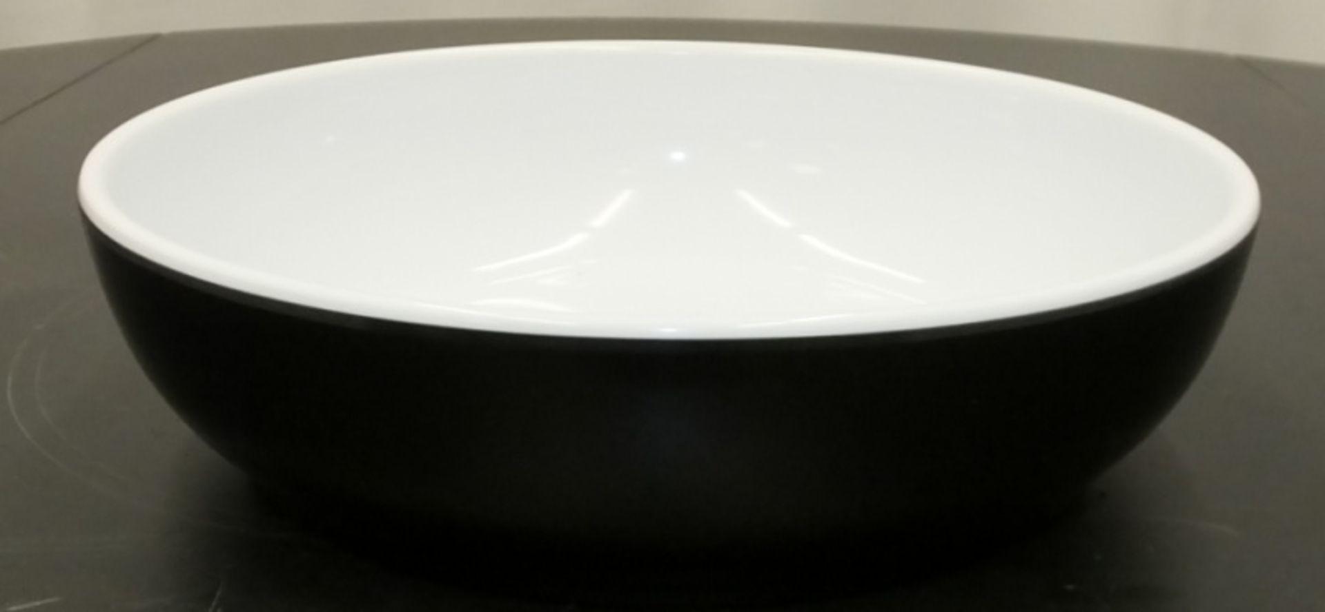 9x 2.5L Airpots - stainless steel, Black & Cream deli bowls x10, Blue serving trays - Image 3 of 4