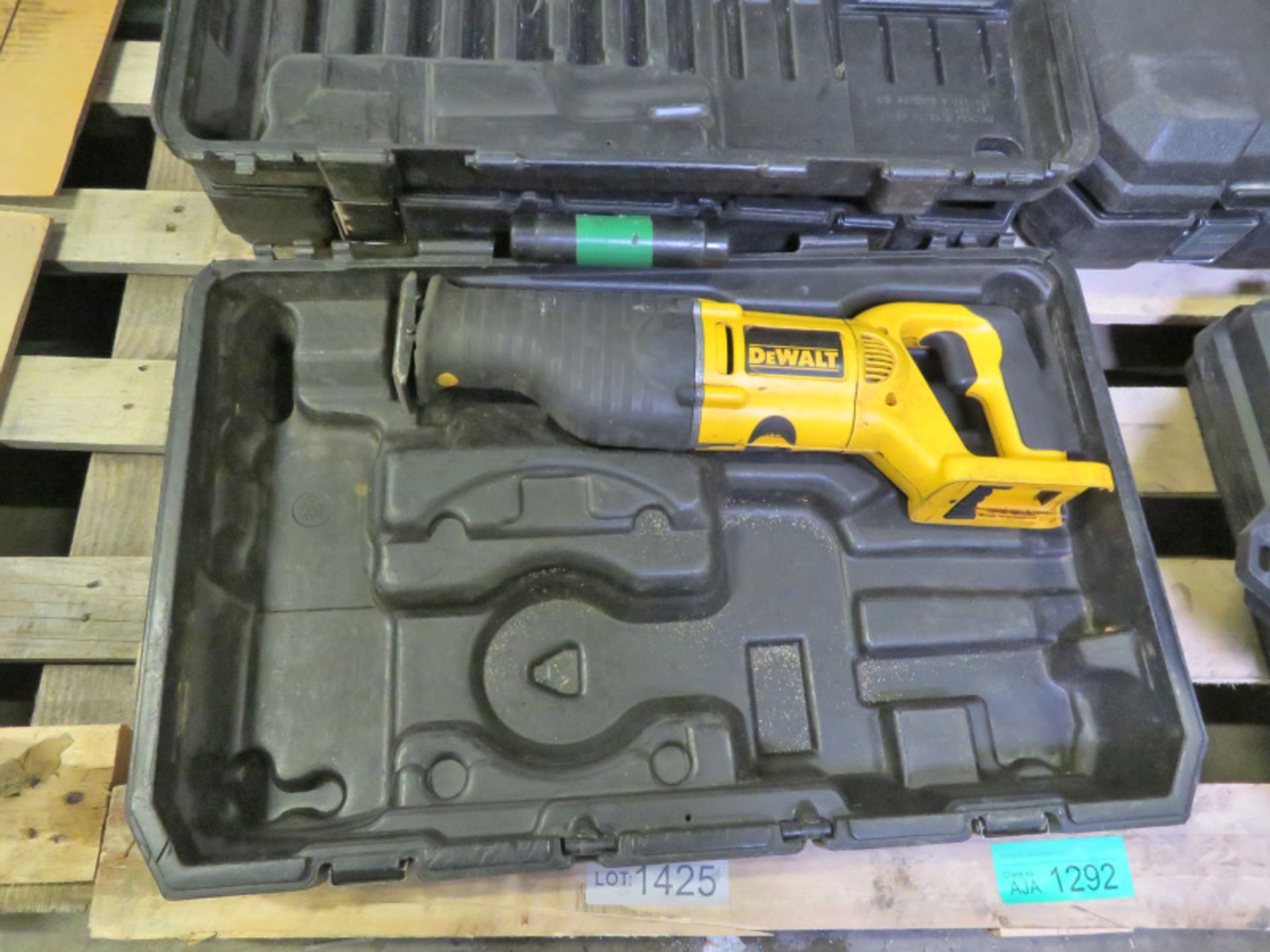 3x Dewalt Reciprocating Saws in cases (1 case broken at hinges) - Image 5 of 12