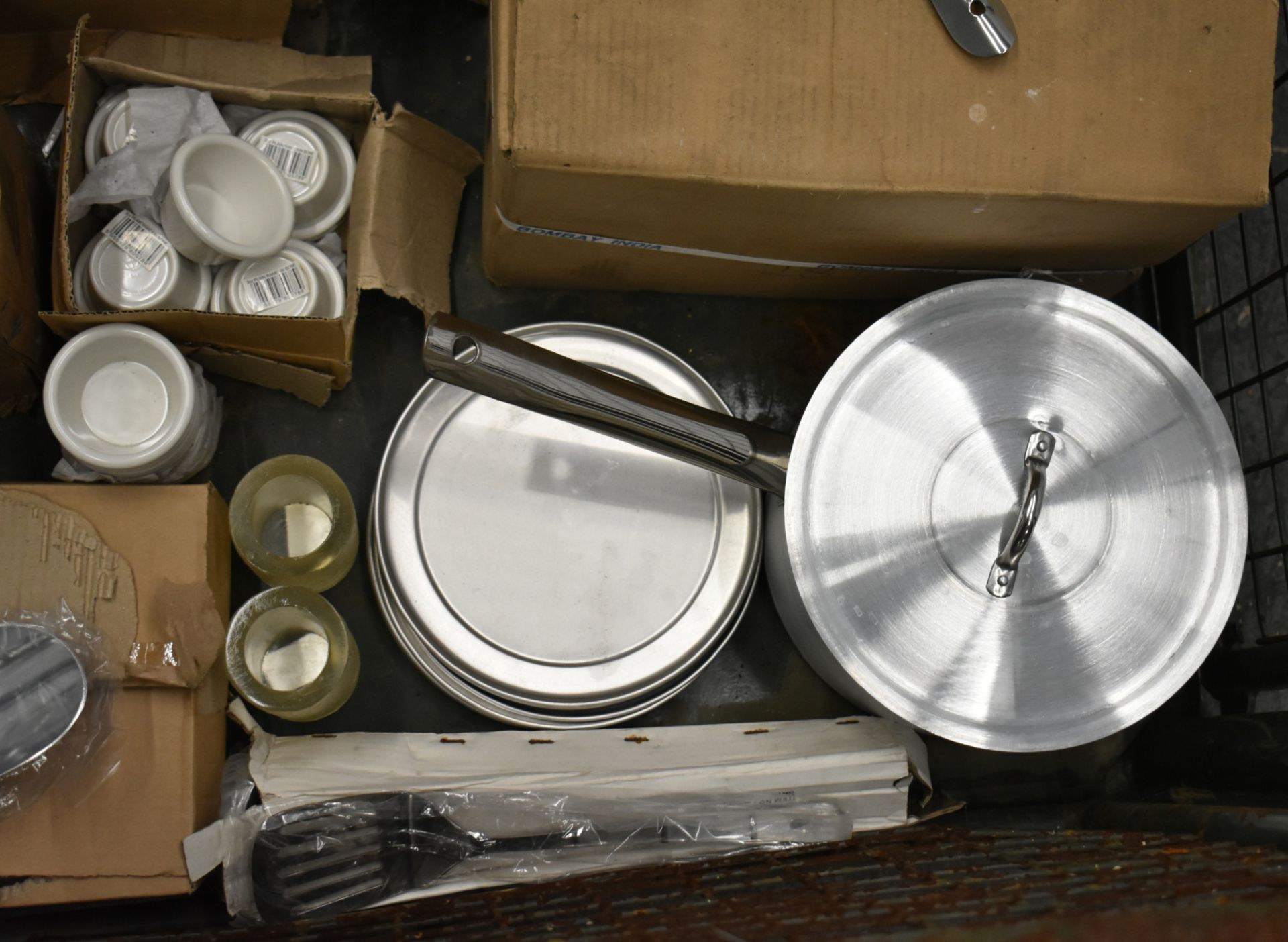 Metal bucket chip servers, metal scoops, cooking pot, 3oz ramekin dishes, plates, table ca - Image 4 of 5