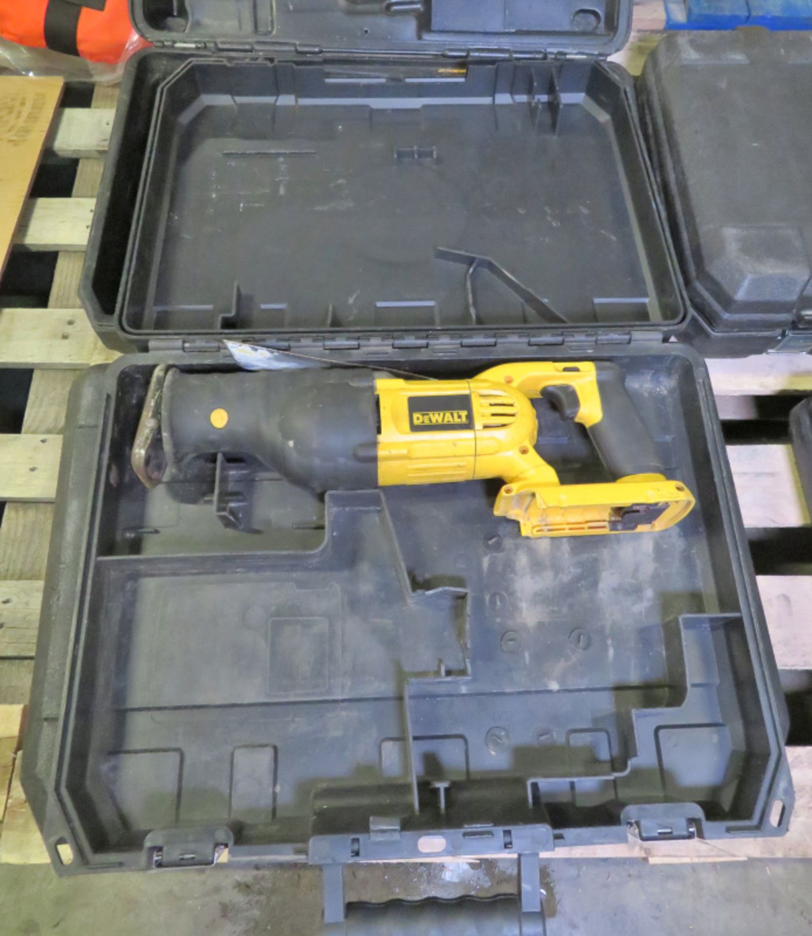 3x Dewalt Reciprocating Saws in cases (1 case broken at hinges) - Image 2 of 12