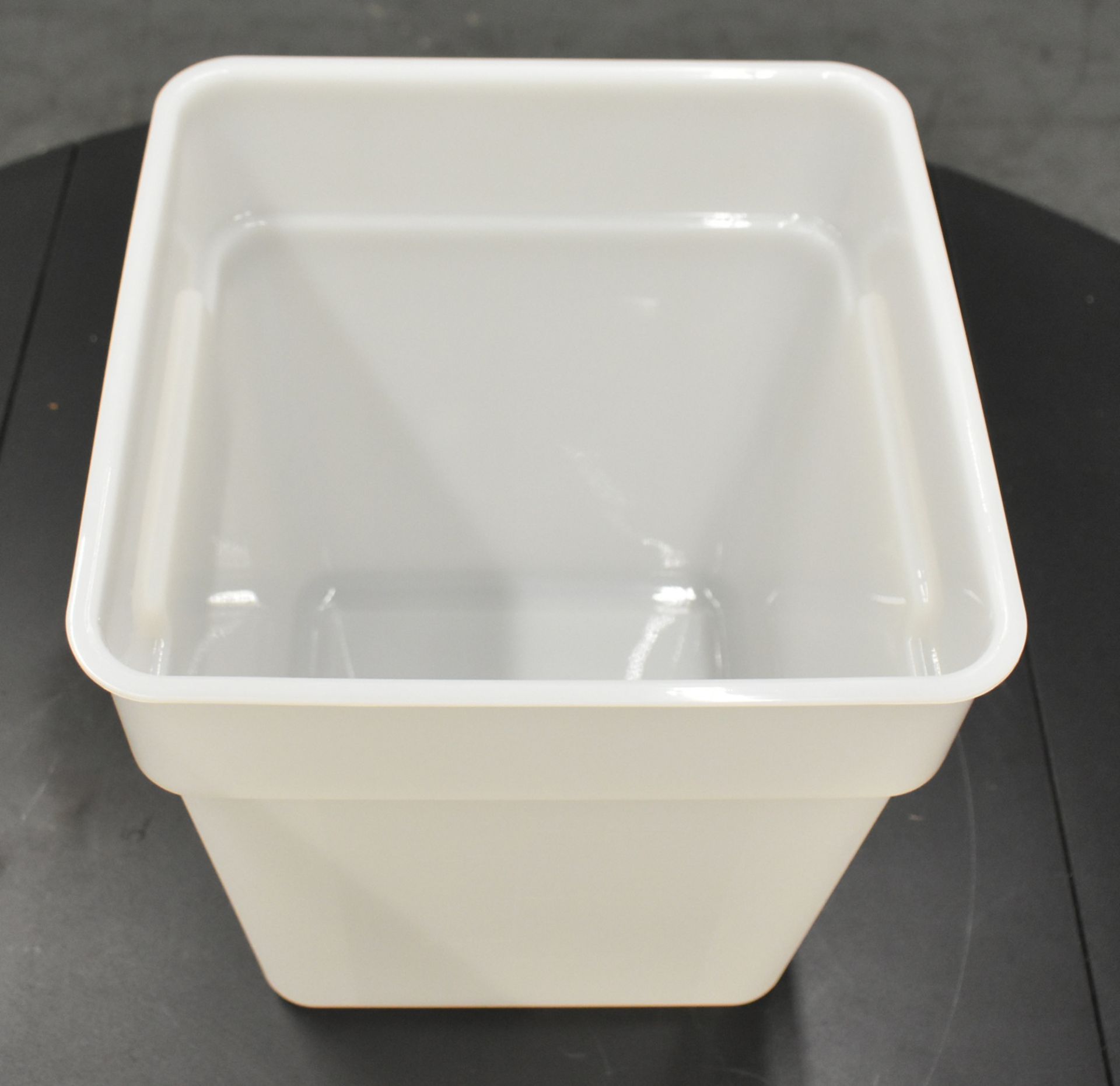 60x 18L food storage containers - white - 12 per box - Image 2 of 3