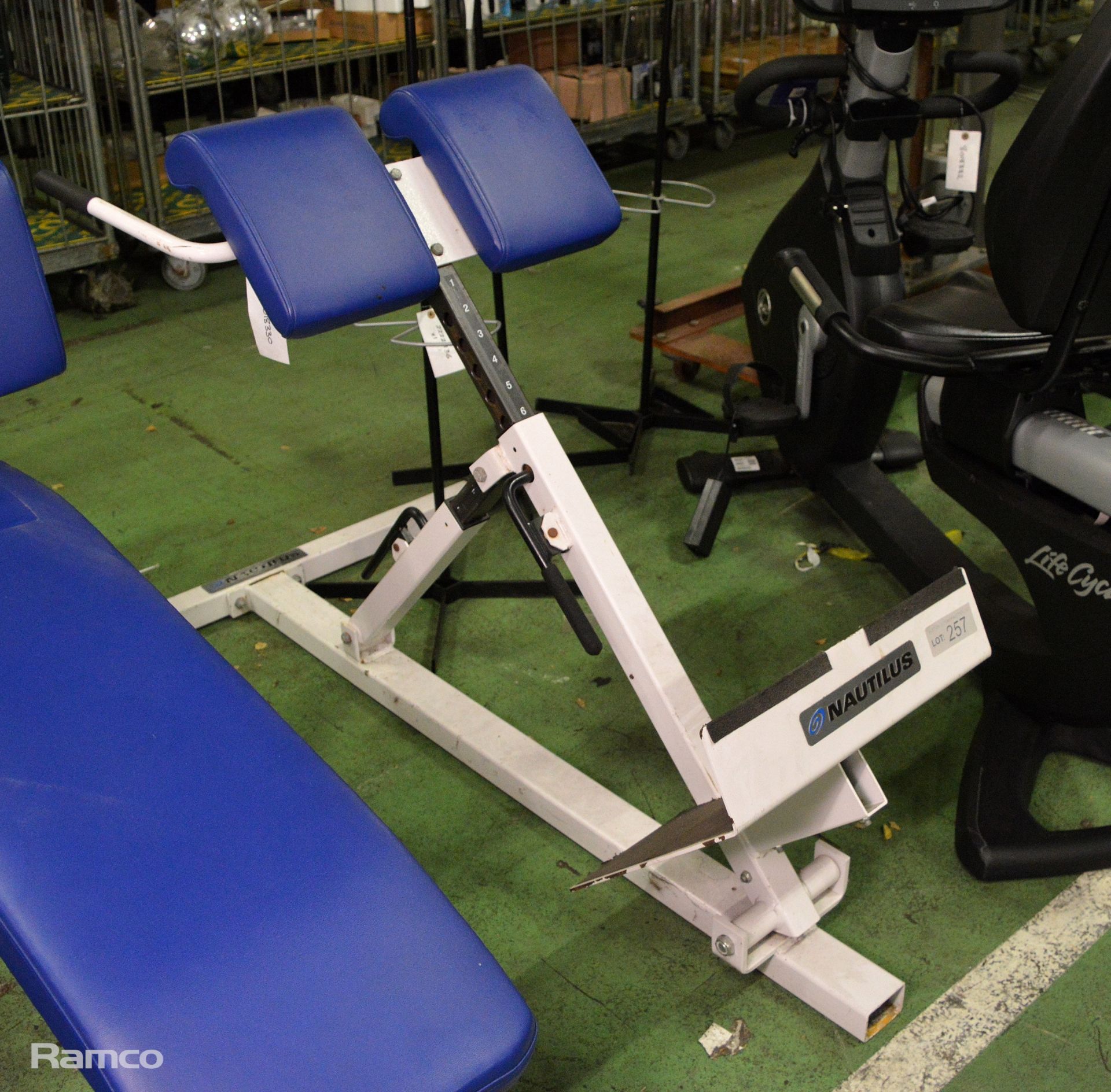 Nautilus gym bench - Image 4 of 4