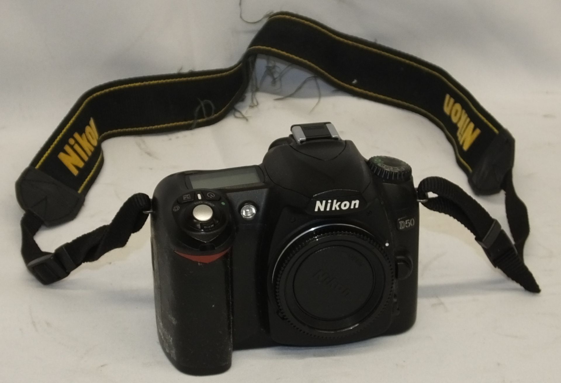 Nikon D50 camera body - serial 7418855 - 2x Batteries, 1x charger, 1x 1GB memory card and more - Image 2 of 14