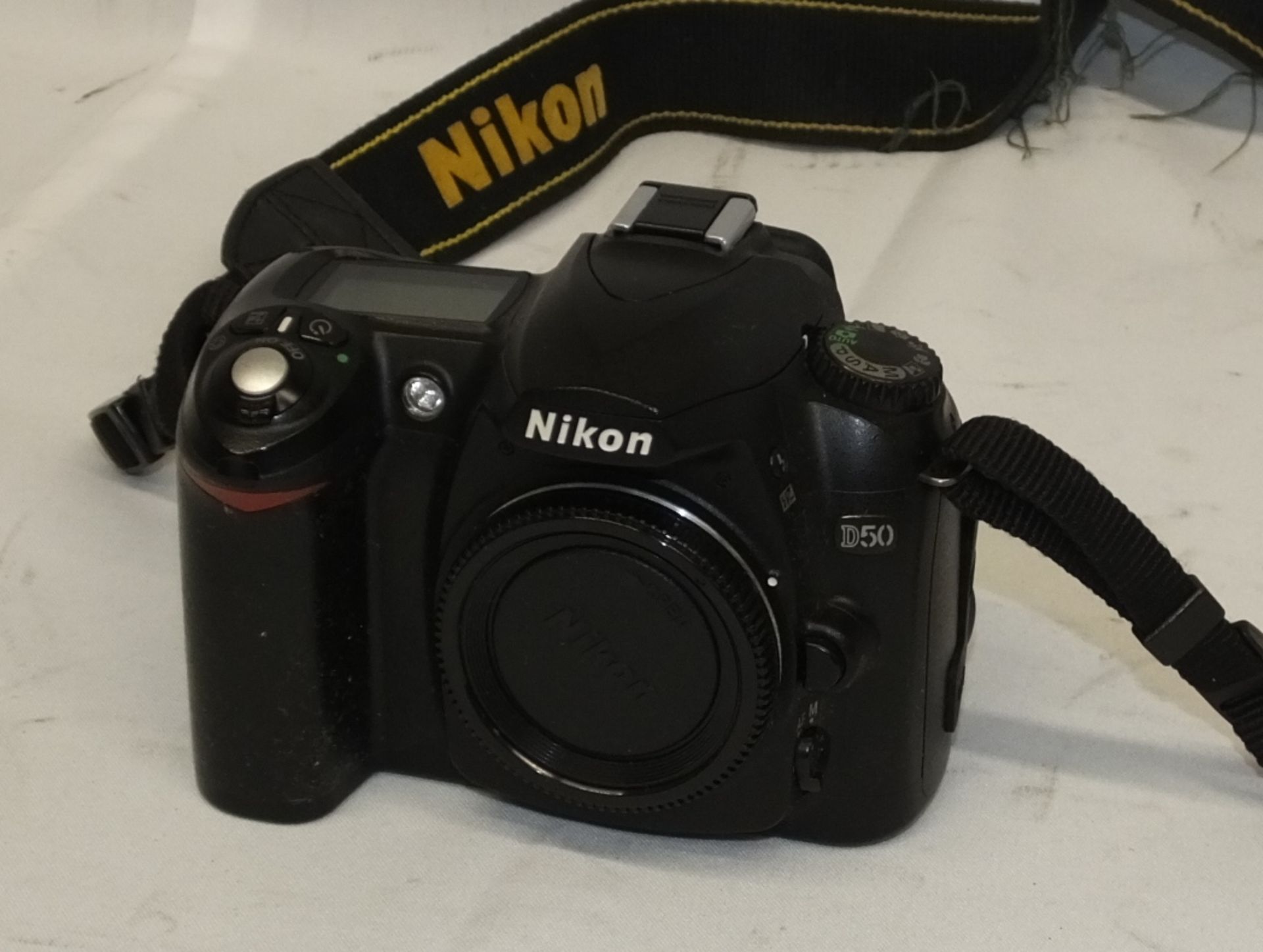 Nikon D50 camera body - serial 7418855 - 2x Batteries, 1x charger, 1x 1GB memory card and more - Image 3 of 14