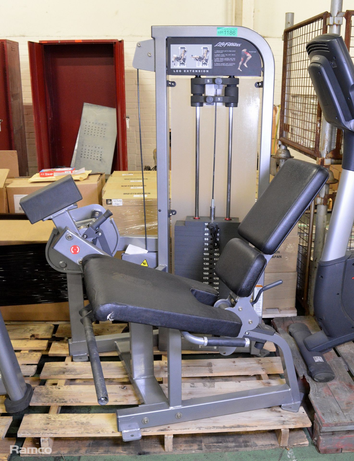 Life FItness Leg Extension gym station