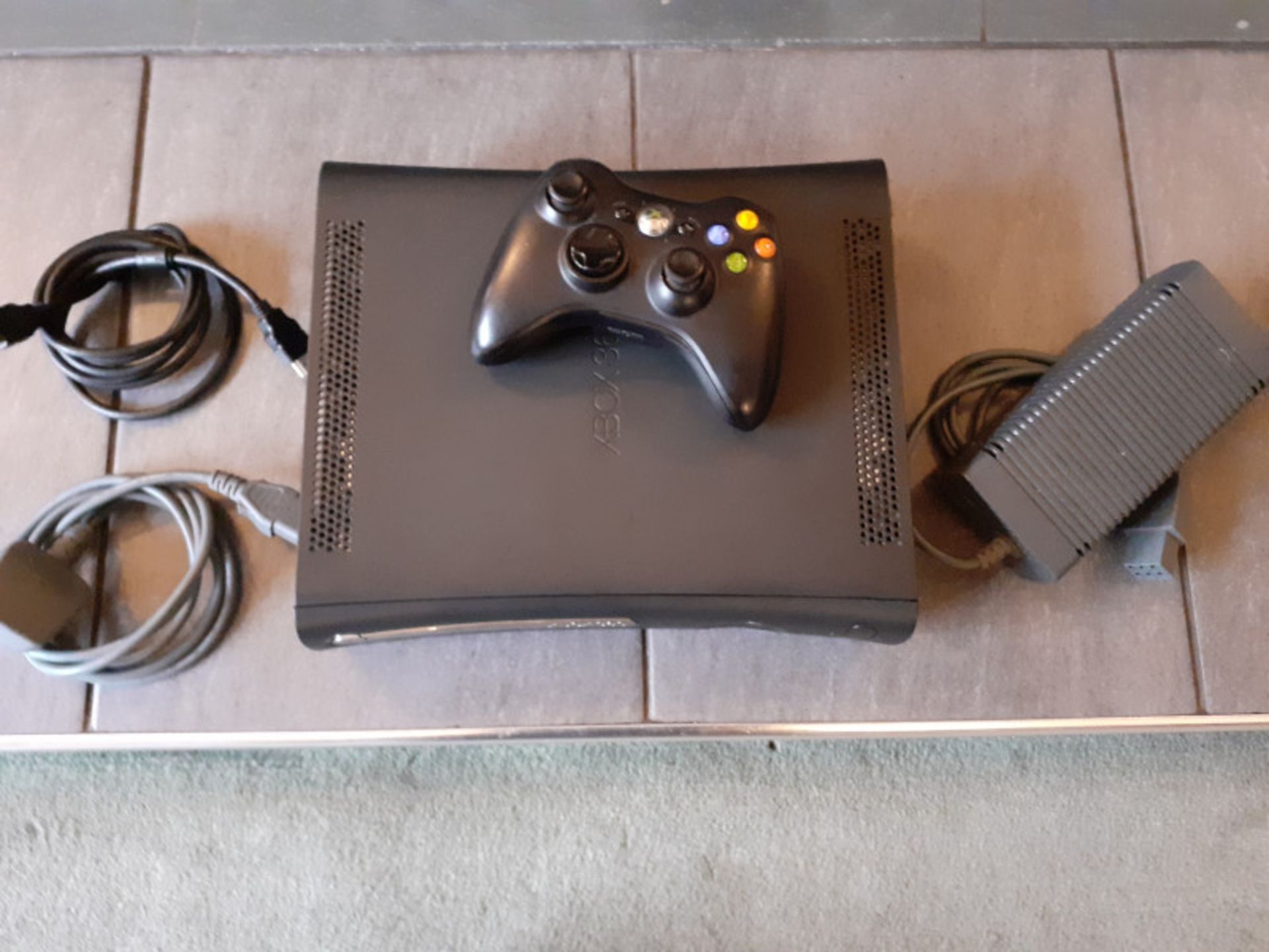 Xbox 360 games console with controller, power lead, HDMI cable (no hard drive) - Image 2 of 3