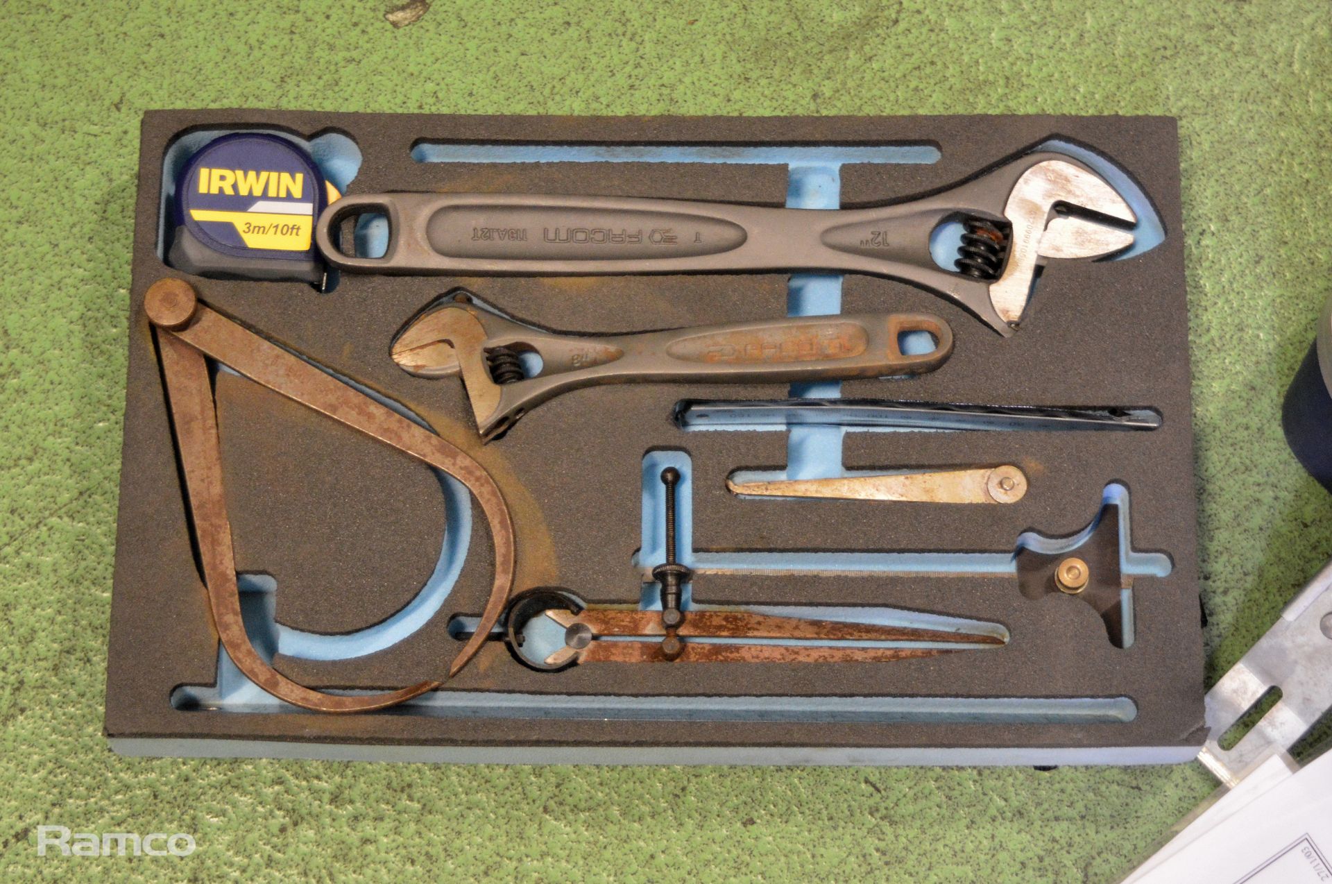 Toolbox with various tools - Image 2 of 5