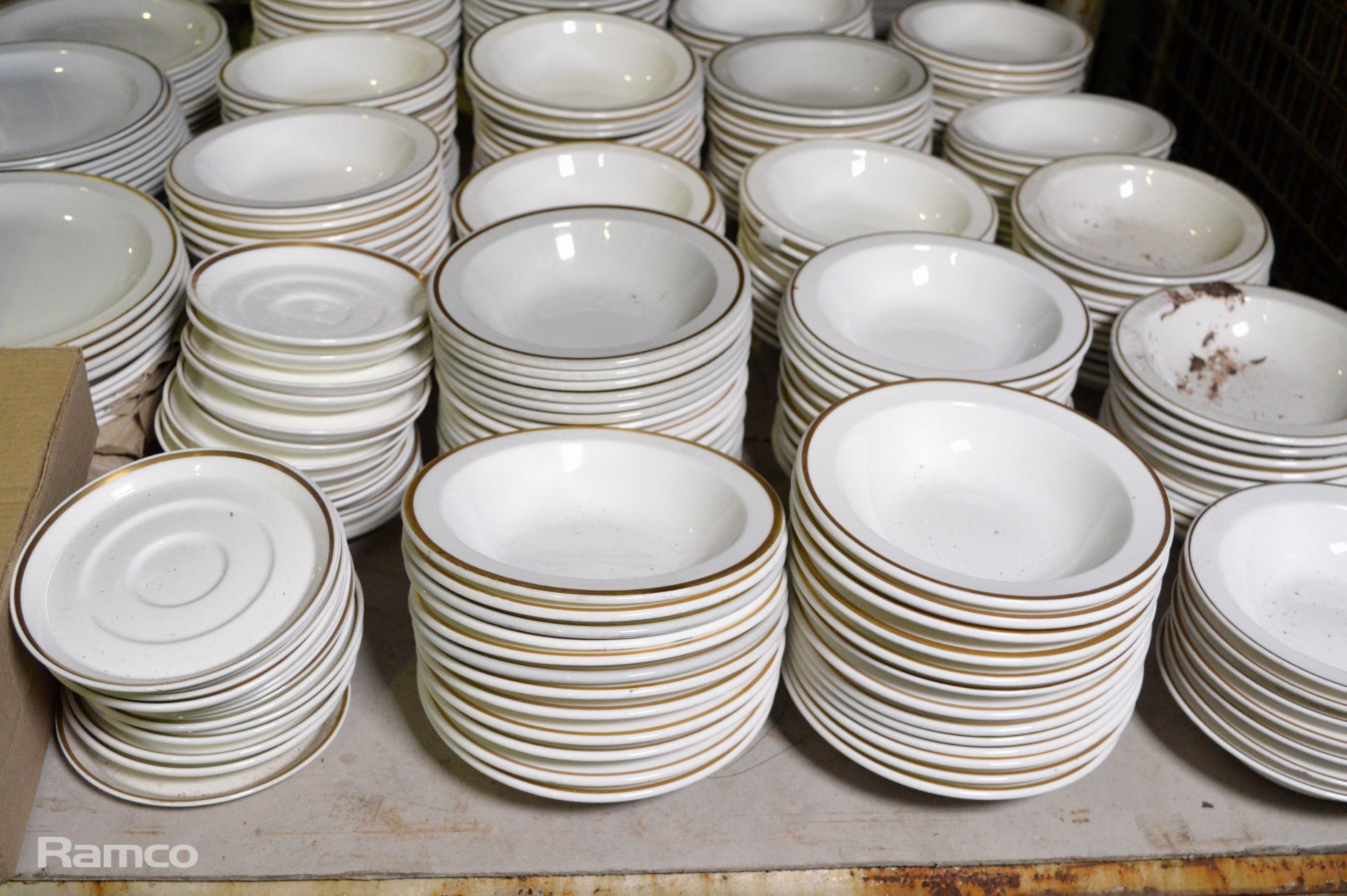 Crockery - plates, bowls, saucers - Image 2 of 4