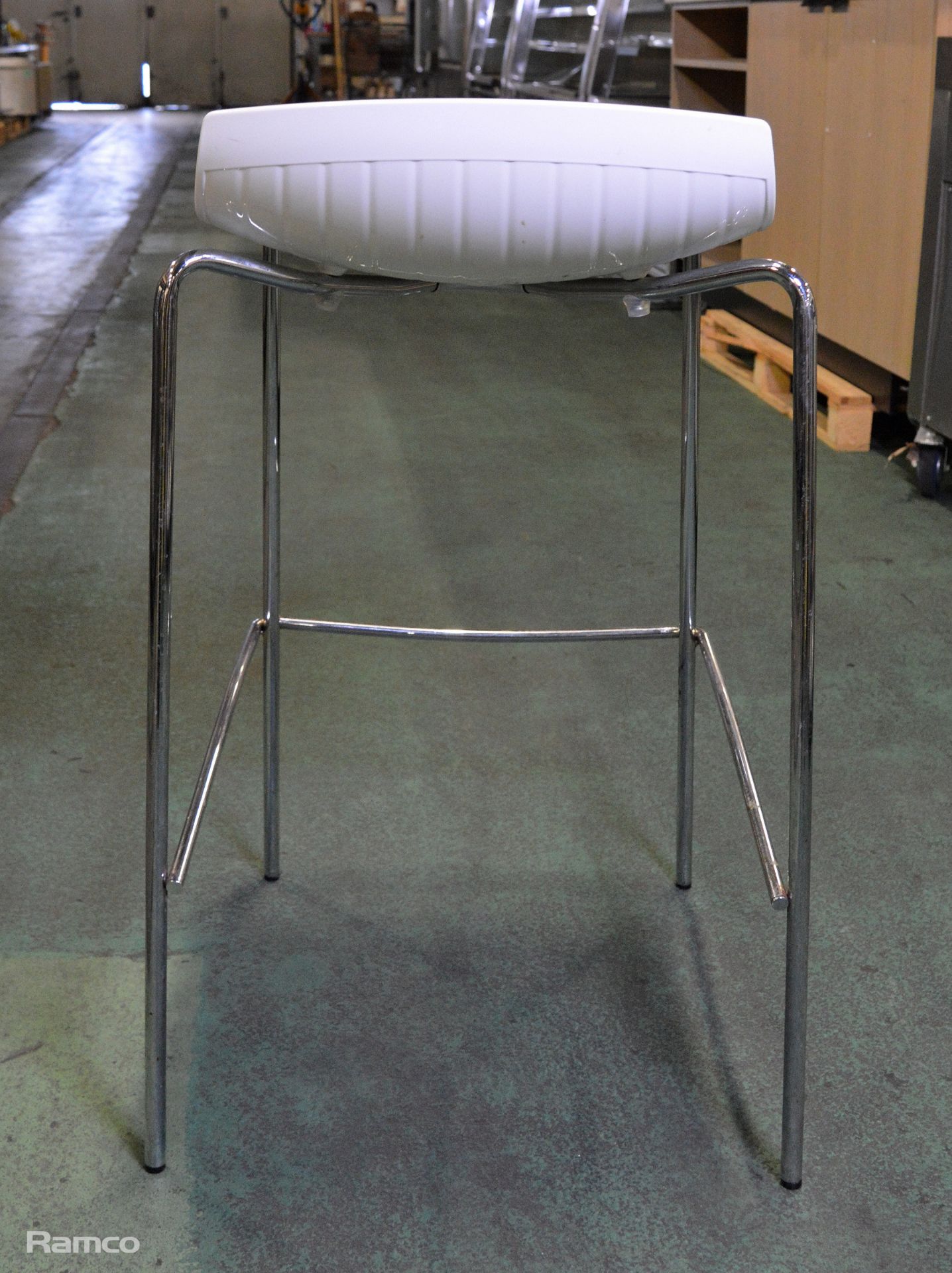 Metal legged, plastic topped stools - 4 green, 4 white, 4 blue - Image 4 of 4