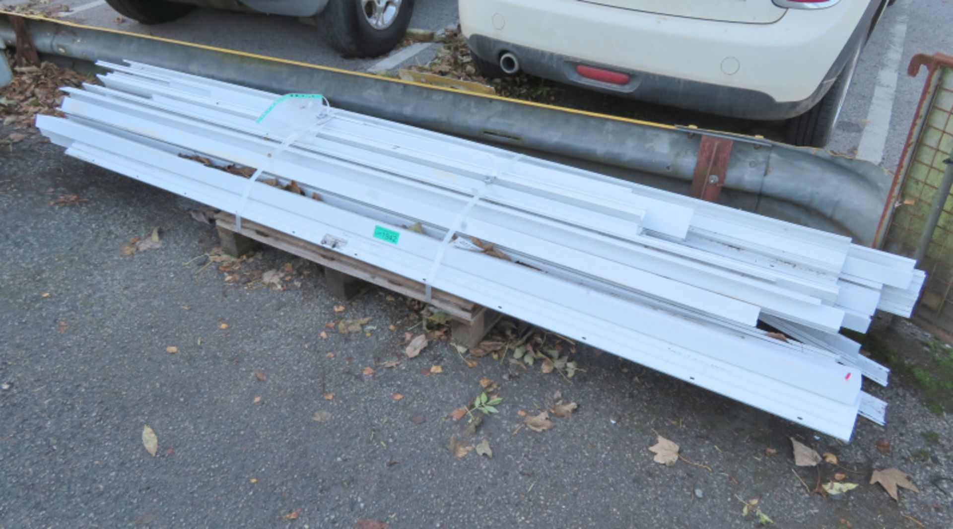 Various Lengths of White Plastic Trunking - Image 2 of 3