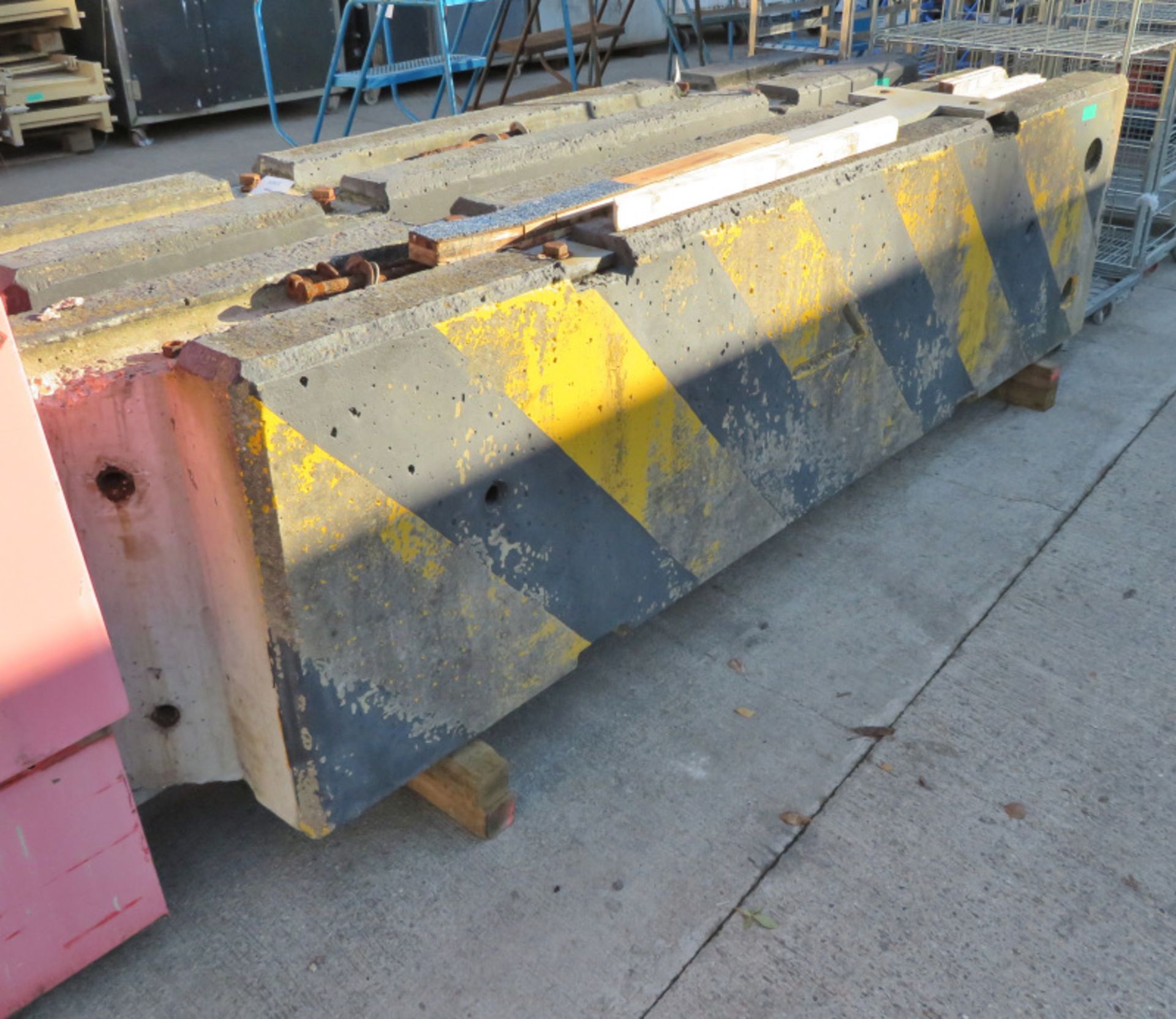 TVCB Concrete barrier - 3000mm x 450mm x 800mm - weight 2500kg - Image 2 of 2