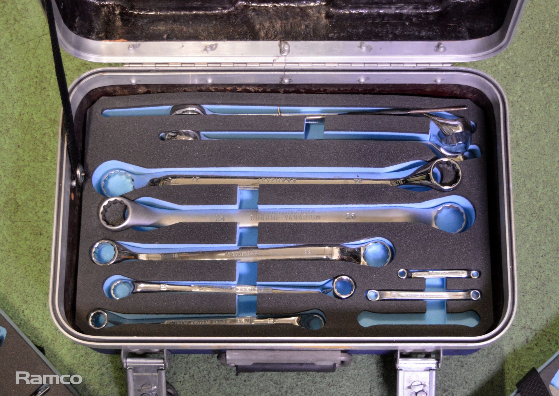 Toolbox with various tools - Image 3 of 5