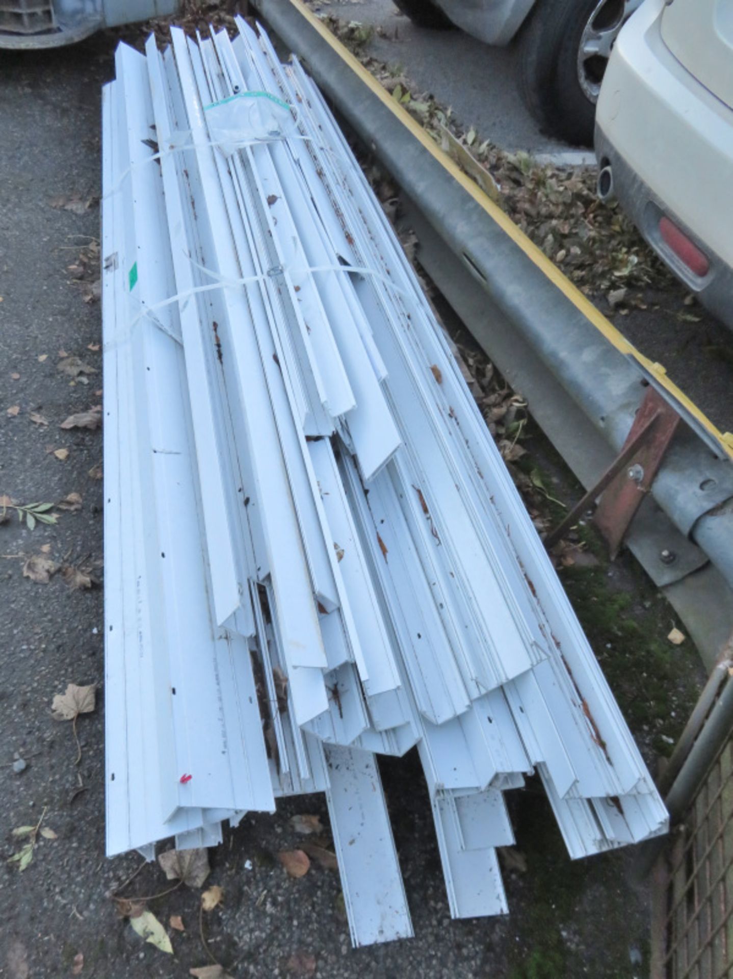 Various Lengths of White Plastic Trunking - Image 3 of 3