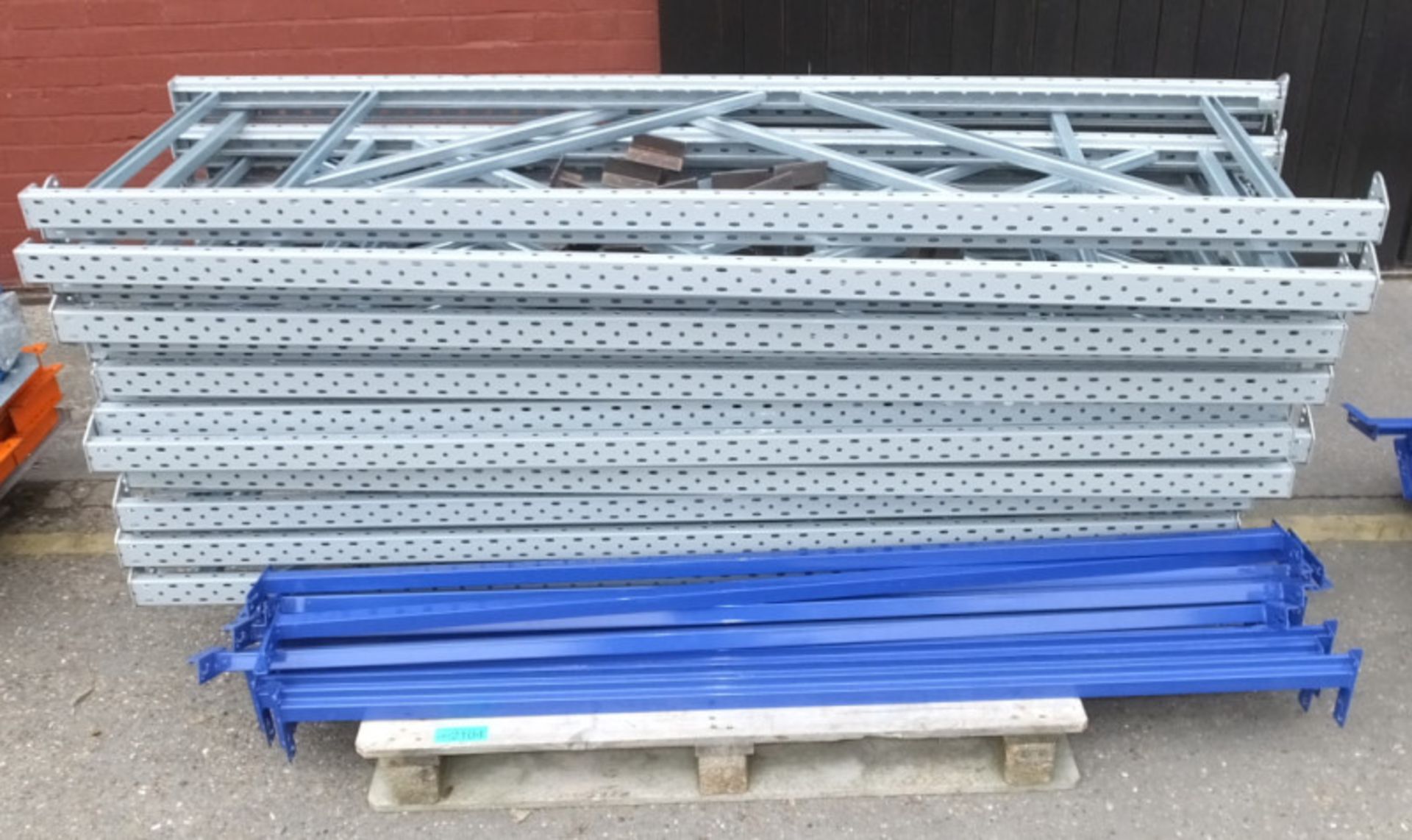 Racking assembly - Grey uprights, Blue beams - 21x Uprights H 2000mm x W 600mm, 58x Beams - Image 2 of 17