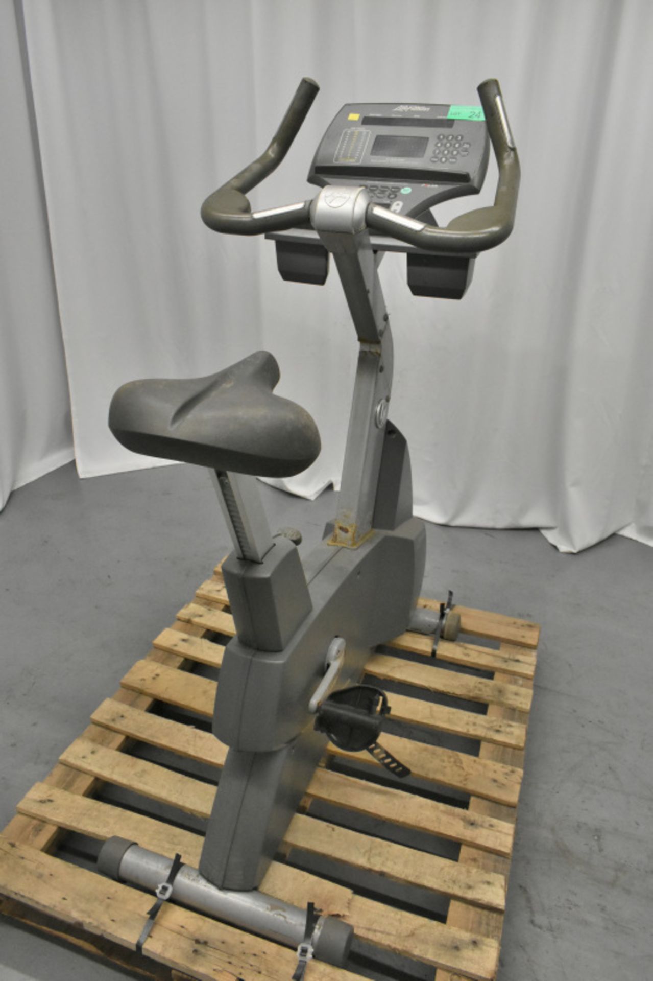 Life Fitness 95ci Exercise Bike - Please check pictures for overall condition - Image 3 of 8