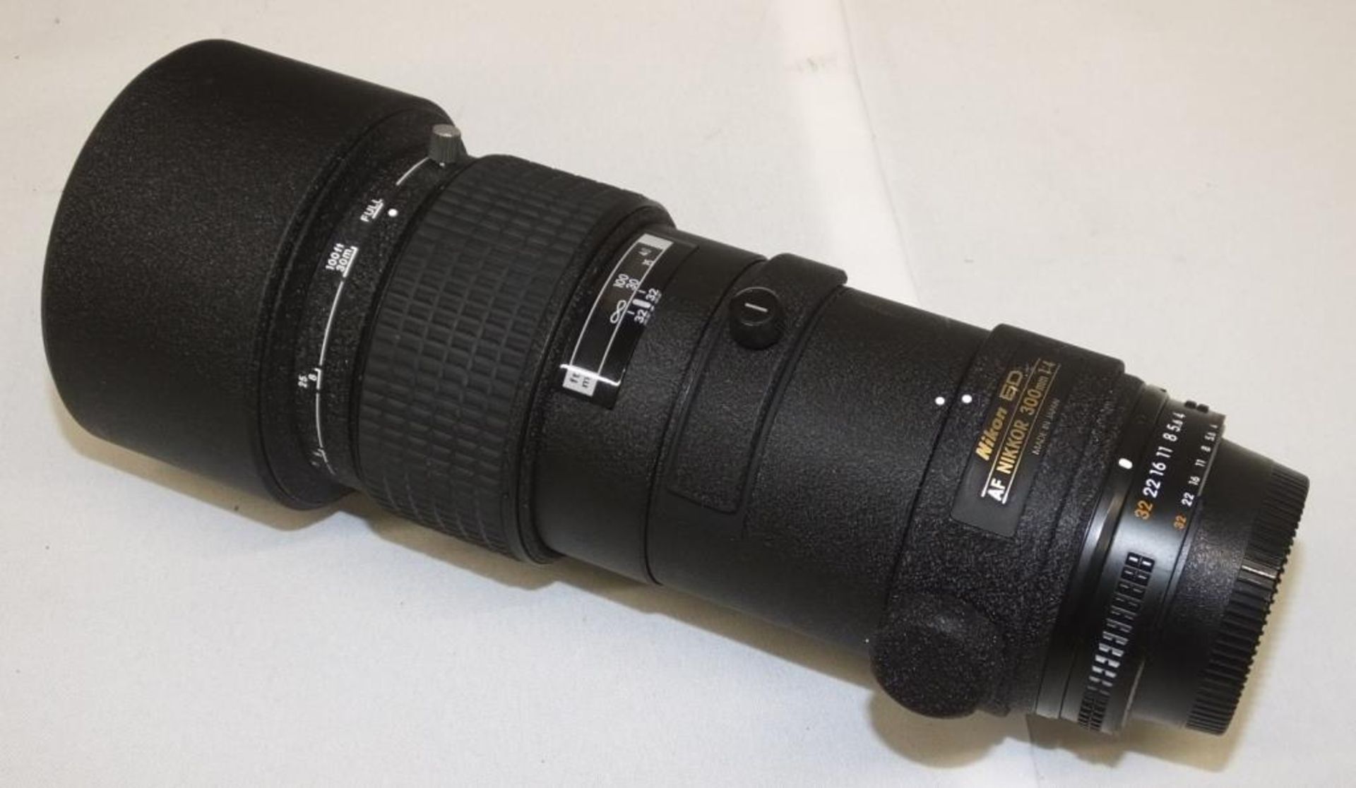 Nikon ED AF Nikkor 300mm - 1:4 Lens - Serial No. 214192 with HOYA 82mm Skylight (1B) Filter - Image 2 of 5