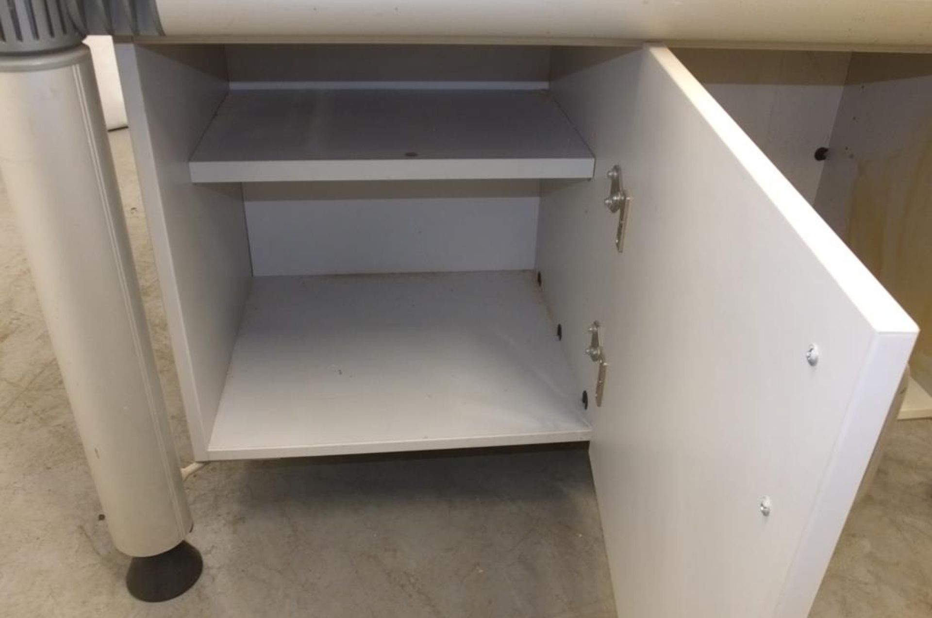 Workbench unit with woodtop, vices & storage - L 1500mm x D 1500mm x H 830mm - Image 9 of 10