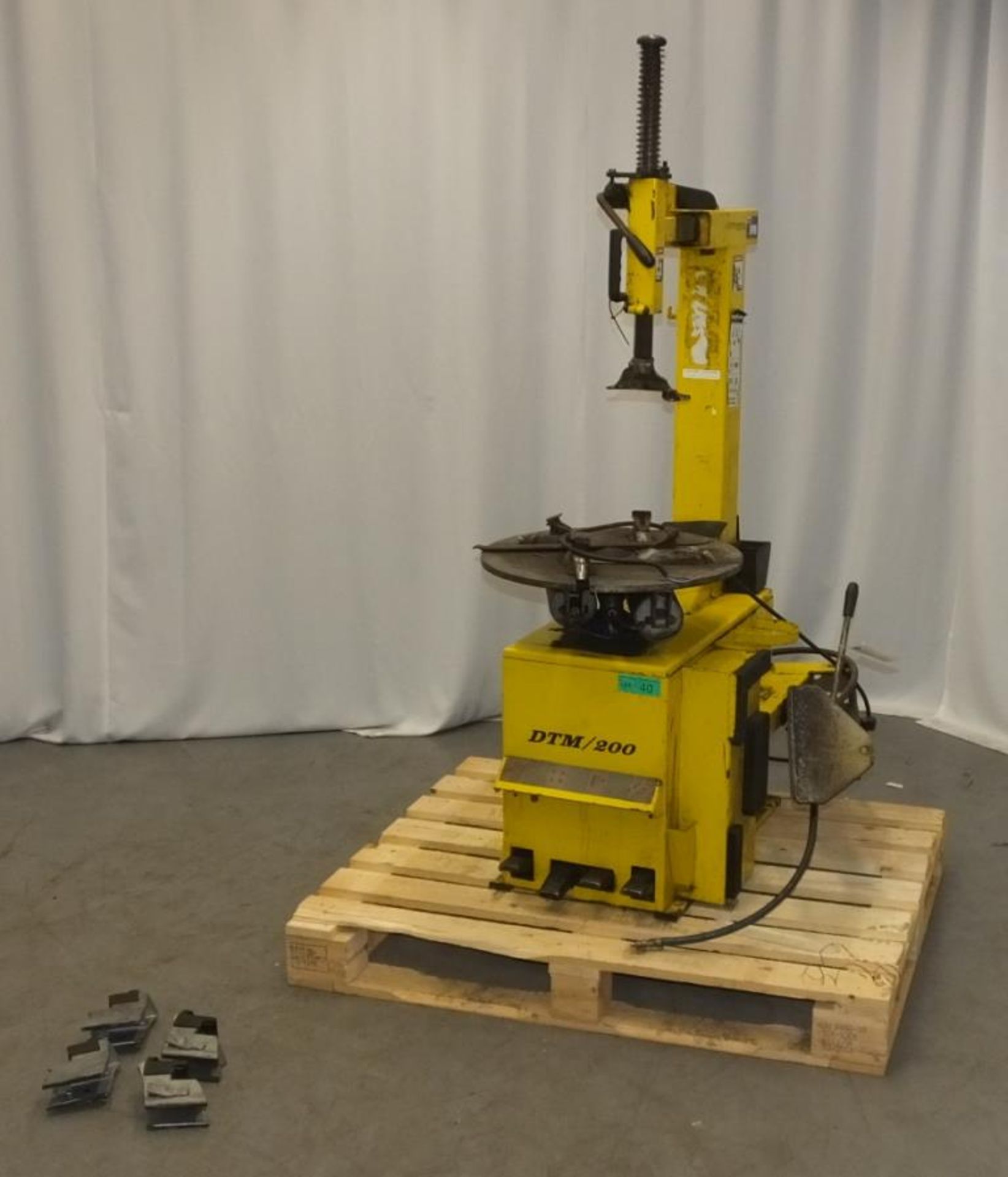 Dunlop DTM/200 Pneumatic Tyre Changer