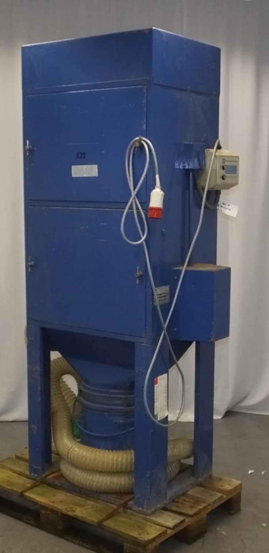 Krysteline Glass Vibrator Machine - 415v with DCE UMA 102 C3 Dust Control Unit - 415v - Image 7 of 11