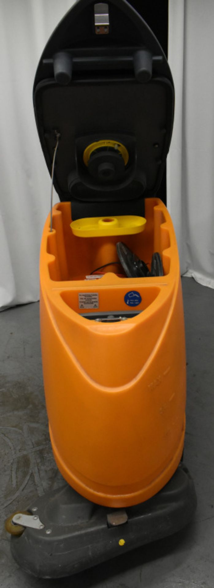 Taski Swingo 1650 Floor Scrubber Dryer, comes with key, starts and runs - Image 6 of 6