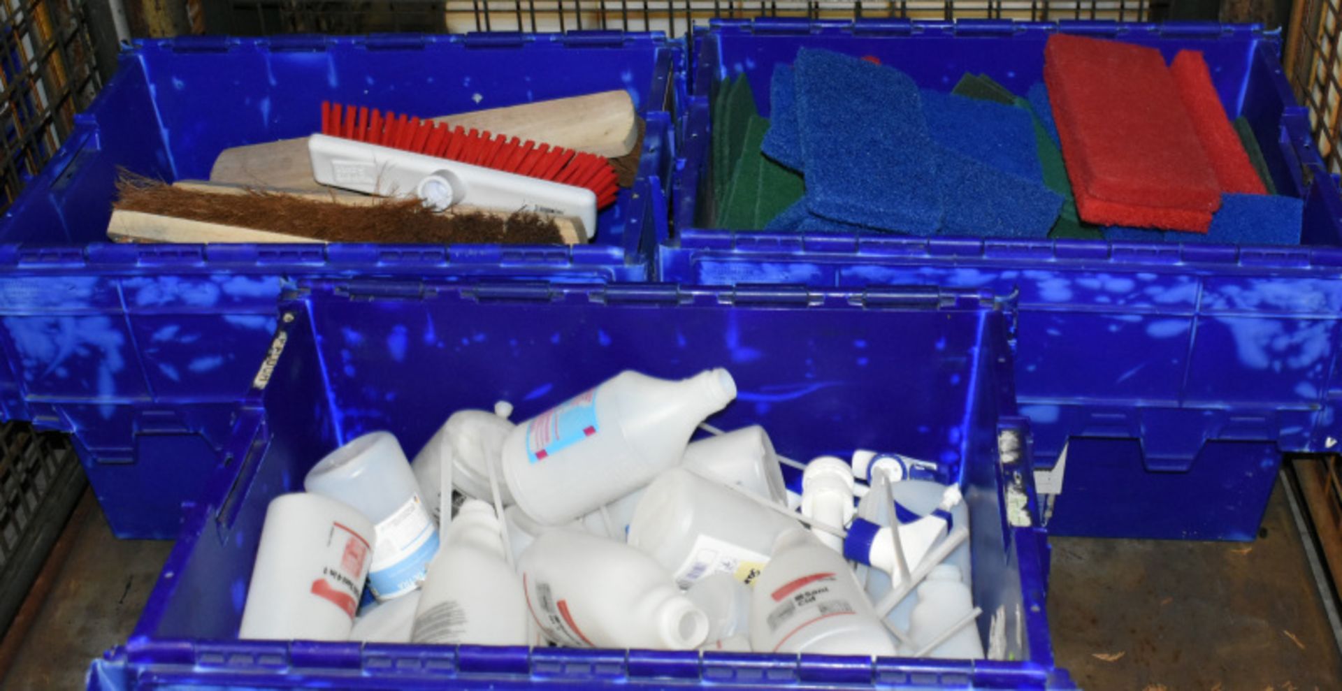 Various Brush Heads, Various sized scourers and empty plastic spray bottles - Image 2 of 2